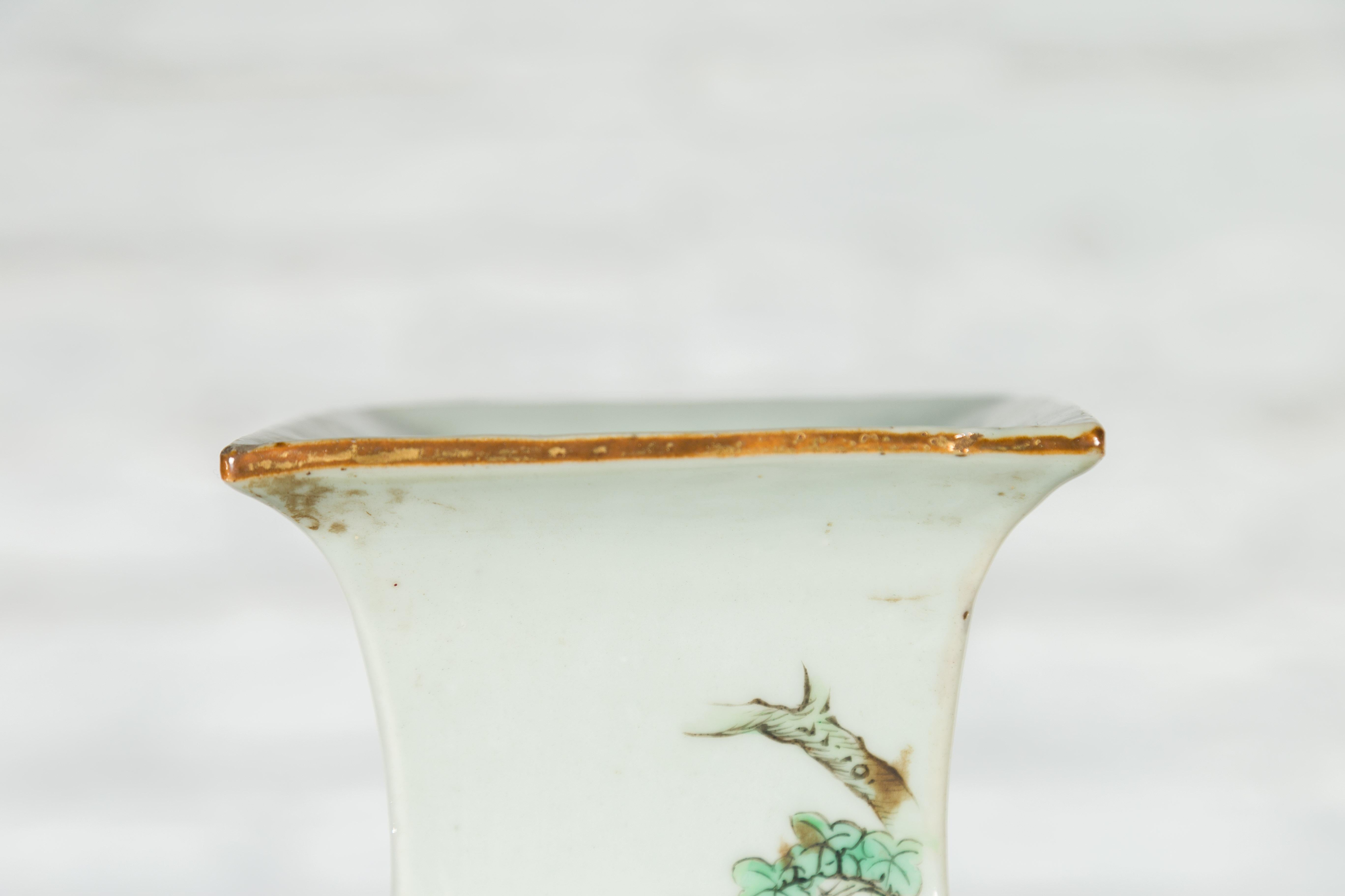 Vase d'autel chinois Qing du 19ème siècle avec fleurs et oiseaux peints à la main en vente 2