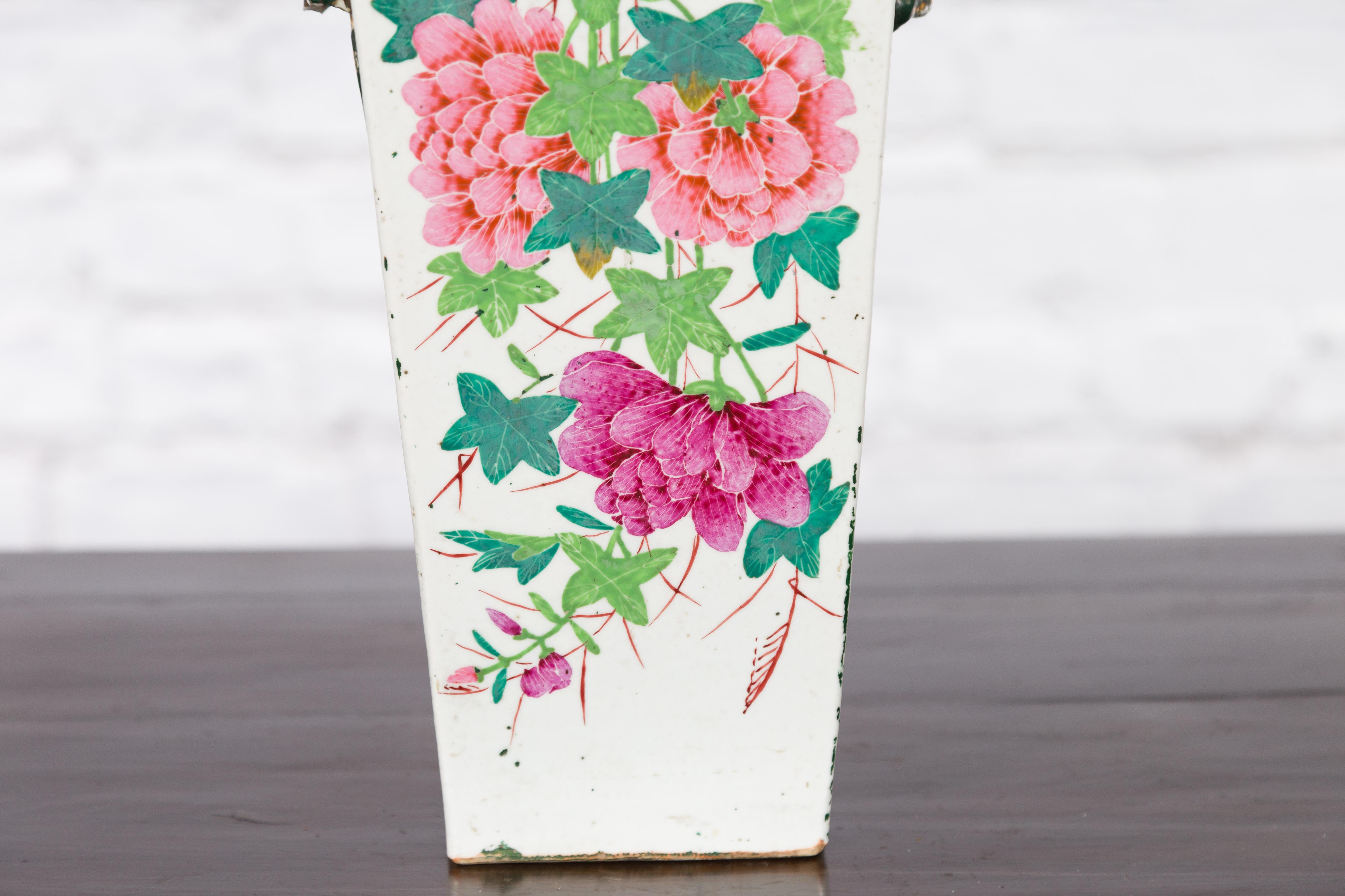 Chinesische Altarvase aus dem chinesischen Qing des 19. Jahrhunderts mit handbemalten Blumen und Kalligrafie (Keramik) im Angebot