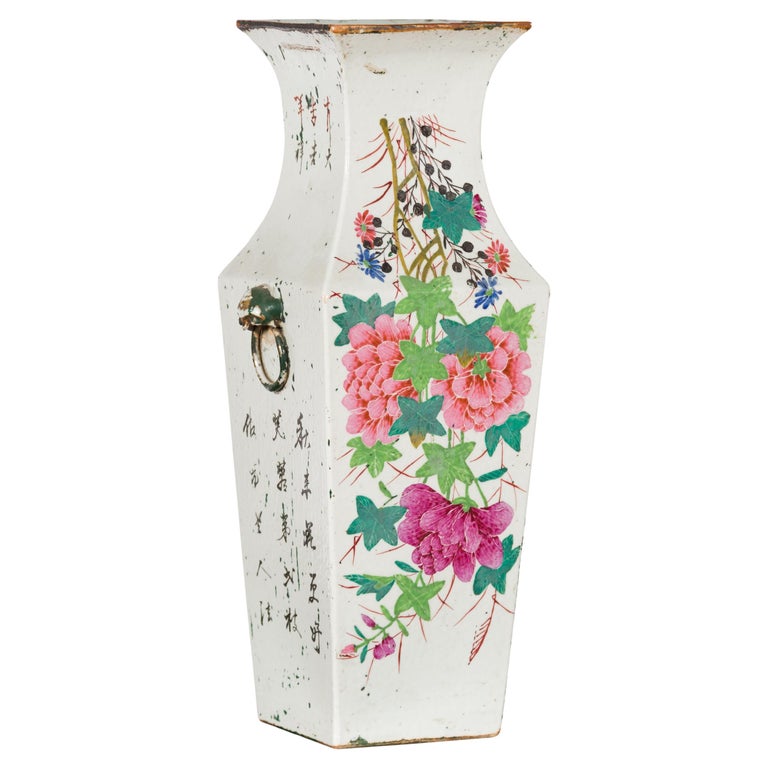 Vase d'autel chinois Qing du 19ème siècle avec fleurs peintes à la main et  calligraphie En vente sur 1stDibs
