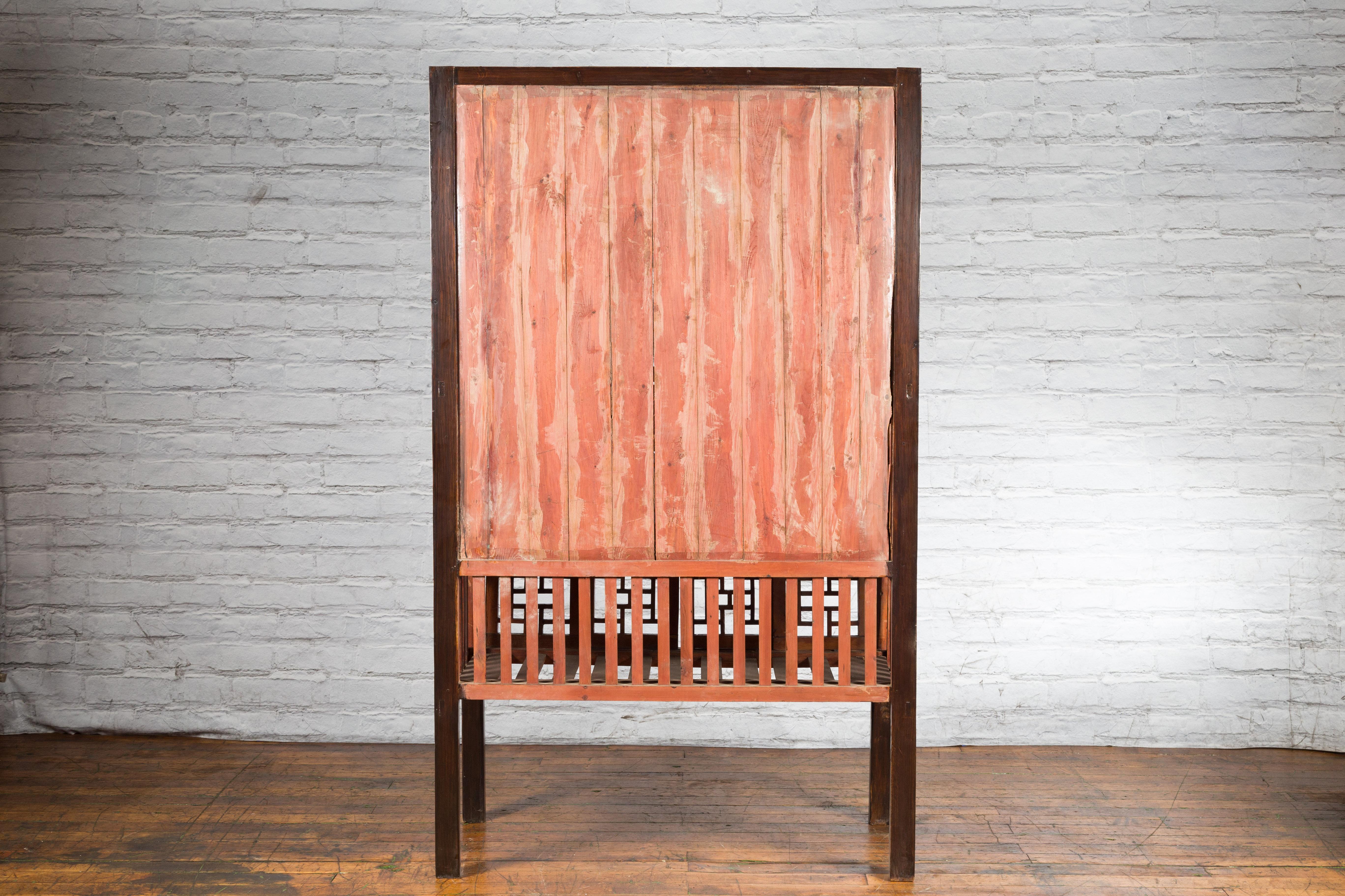 Armoire chinoise Qing du 19ème siècle marron avec portes chantournées et trois tiroirs en vente 10