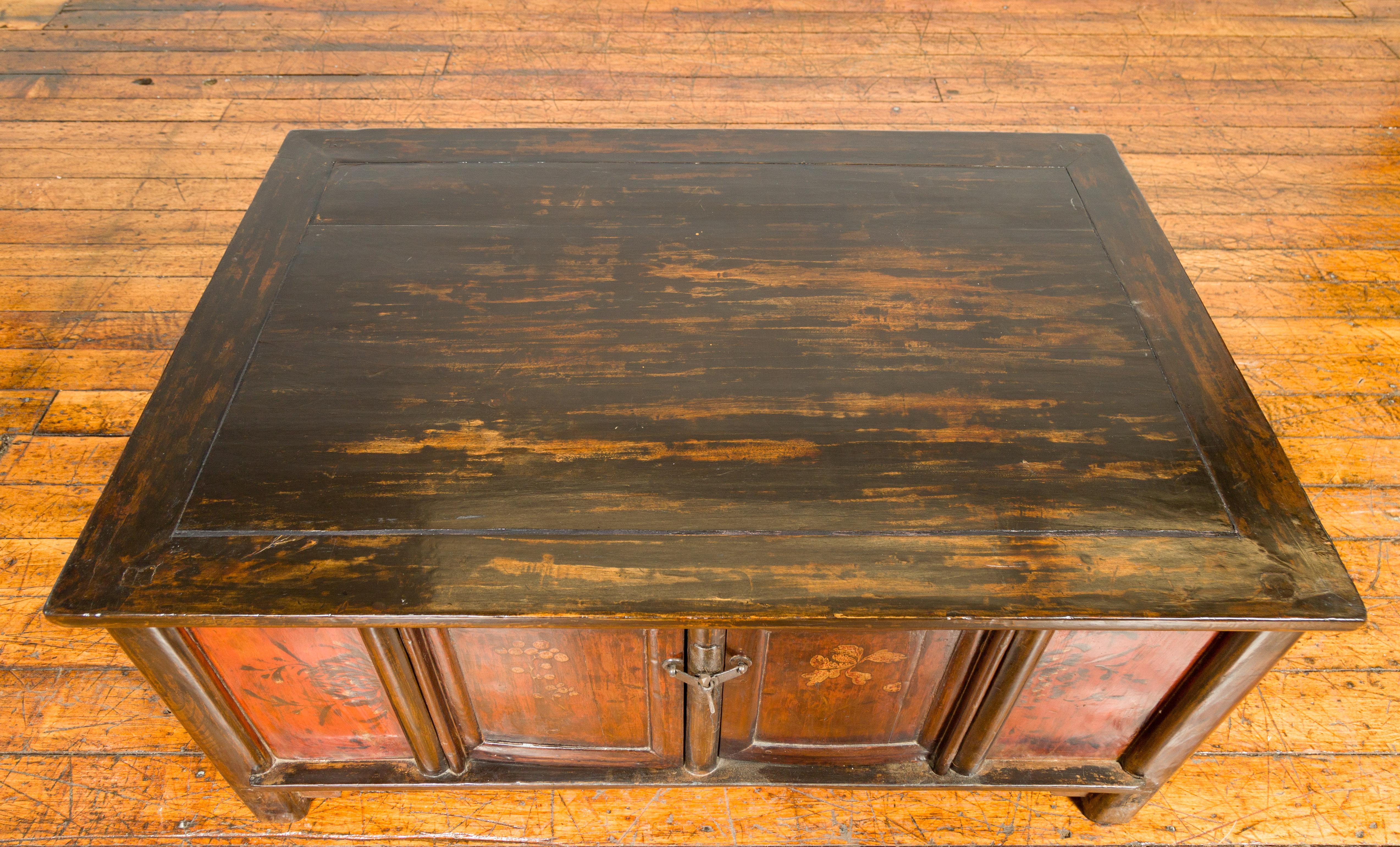 Chinese Qing 19th Century Coffee Table with Storage and Painted Floral Decor For Sale 5