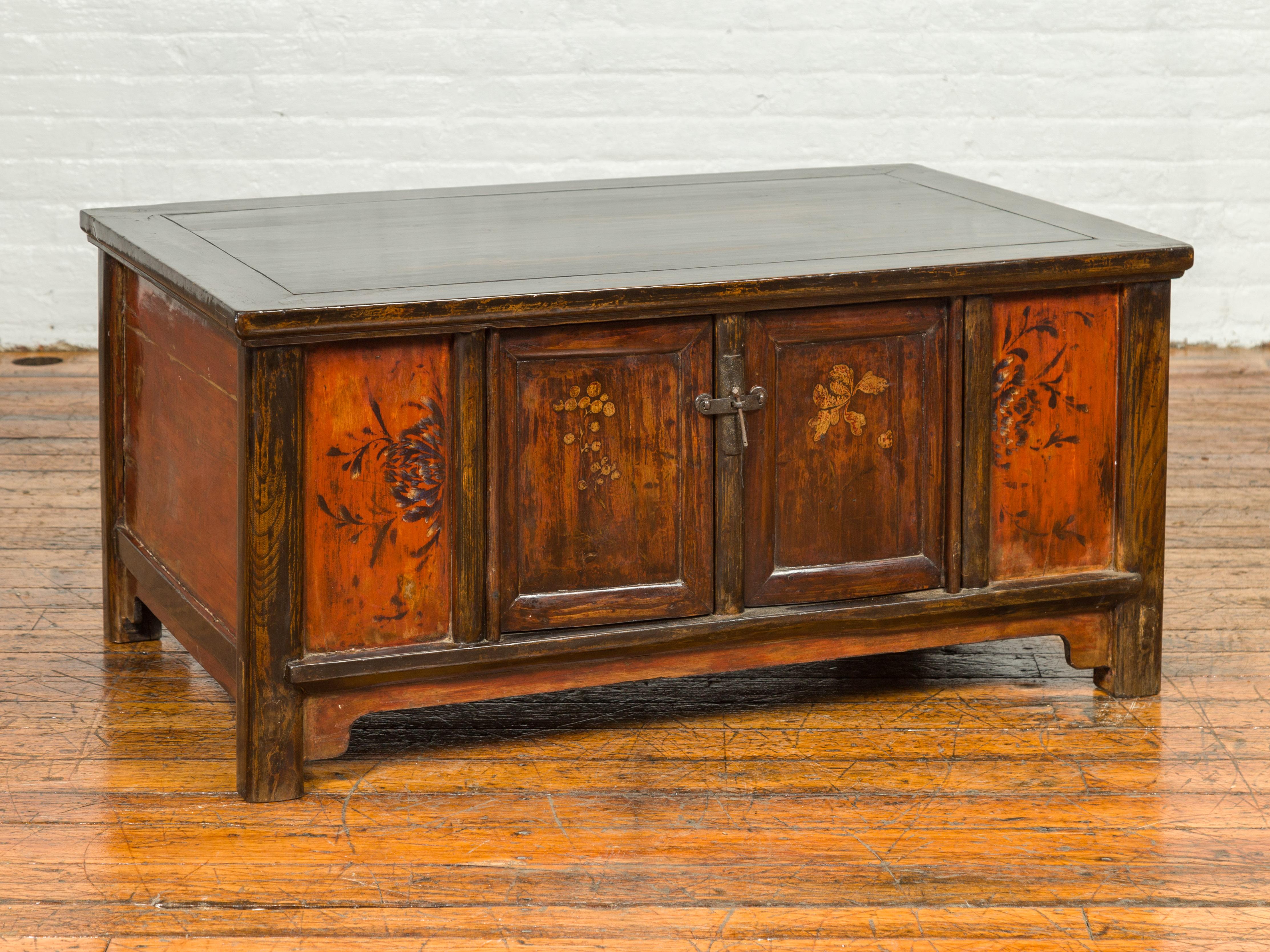 Hand-Painted Chinese Qing 19th Century Coffee Table with Storage and Painted Floral Decor For Sale