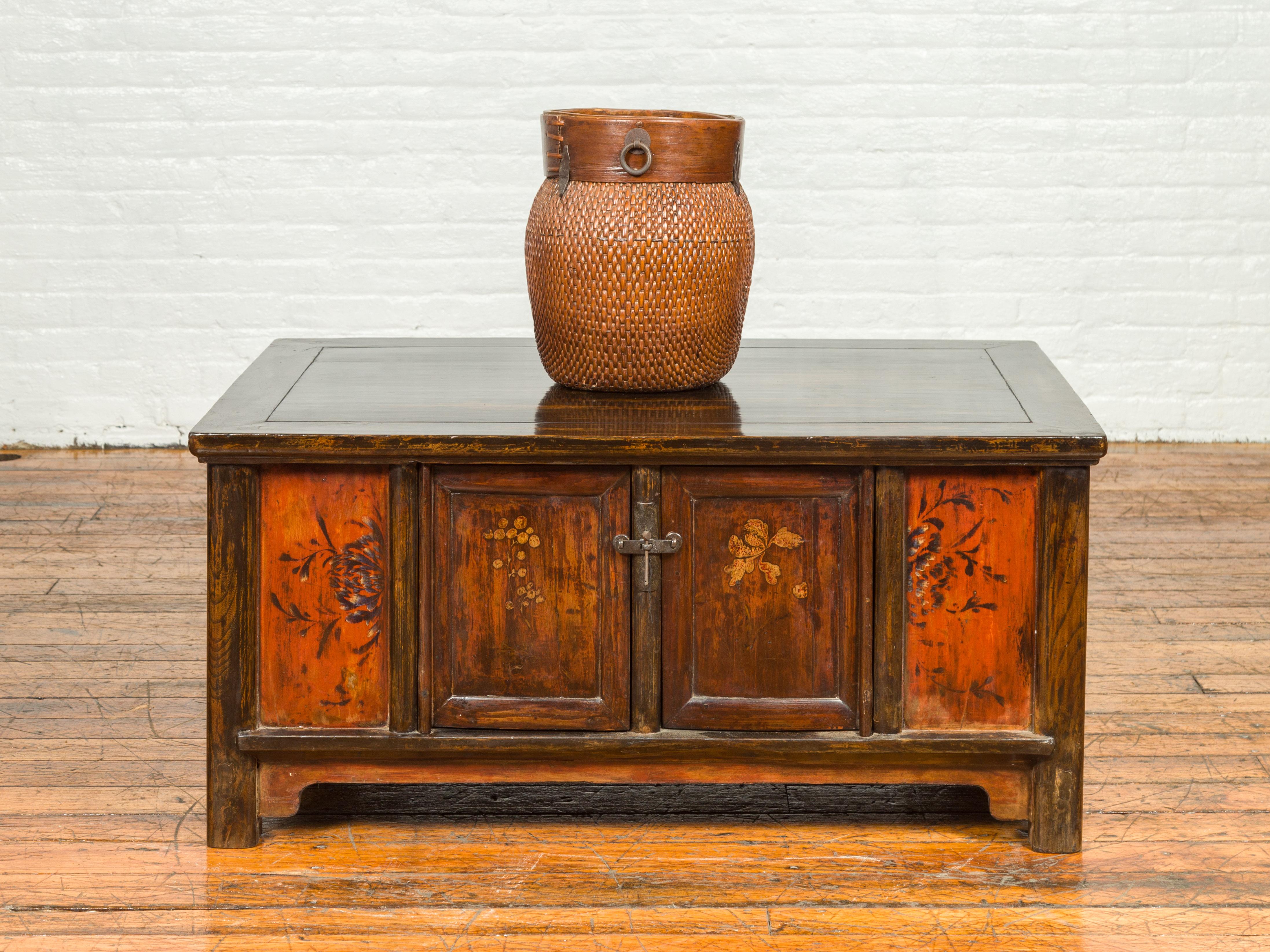 Chinese Qing 19th Century Coffee Table with Storage and Painted Floral Decor In Good Condition For Sale In Yonkers, NY