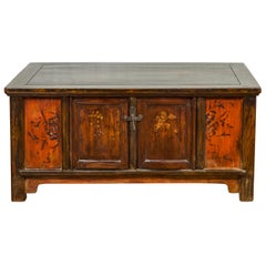 Table basse chinoise Qing du 19e siècle avec rangement et décor floral peint