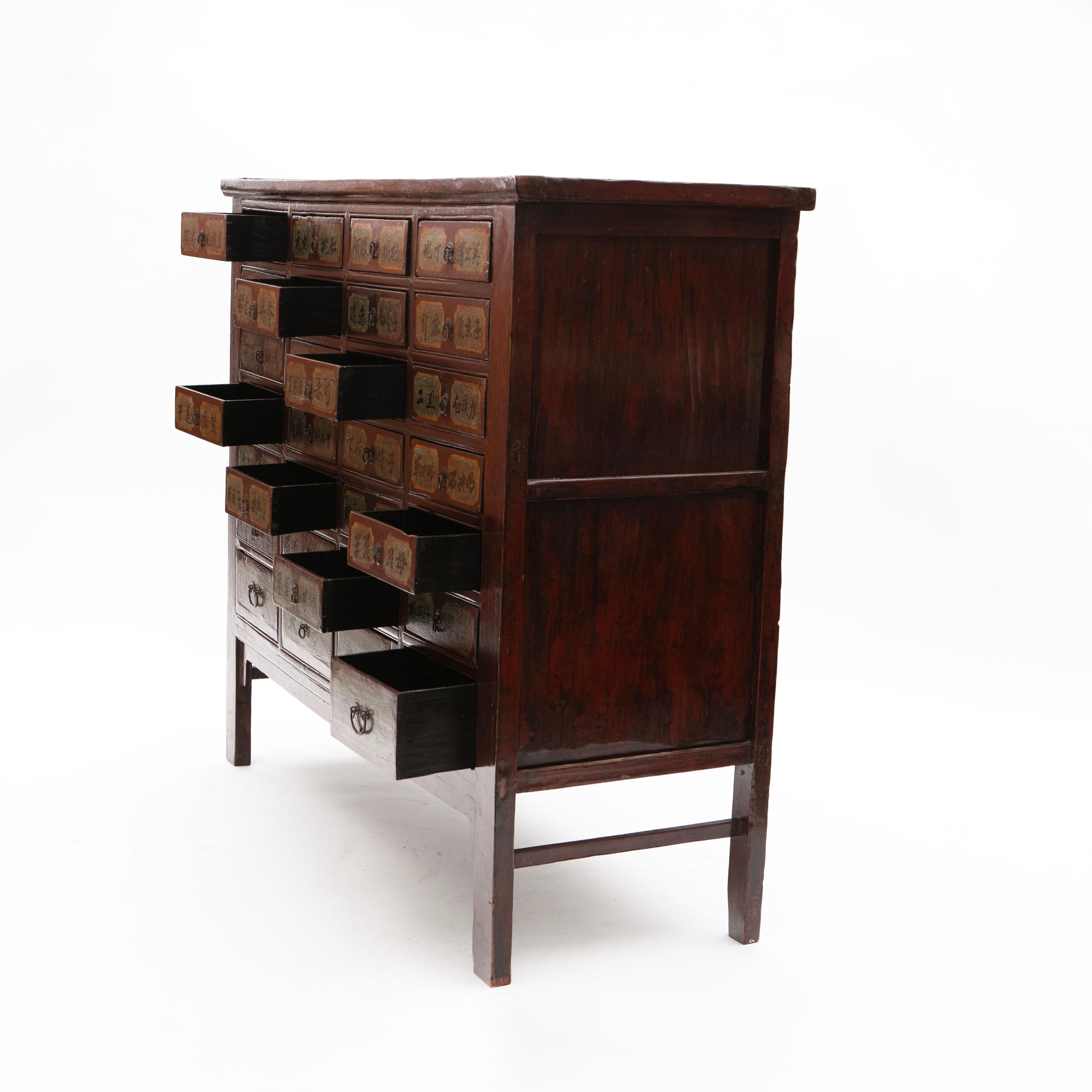 Cinese Gabinetto speziale cinese Qing con 28 cassetti, lacca originale in vendita