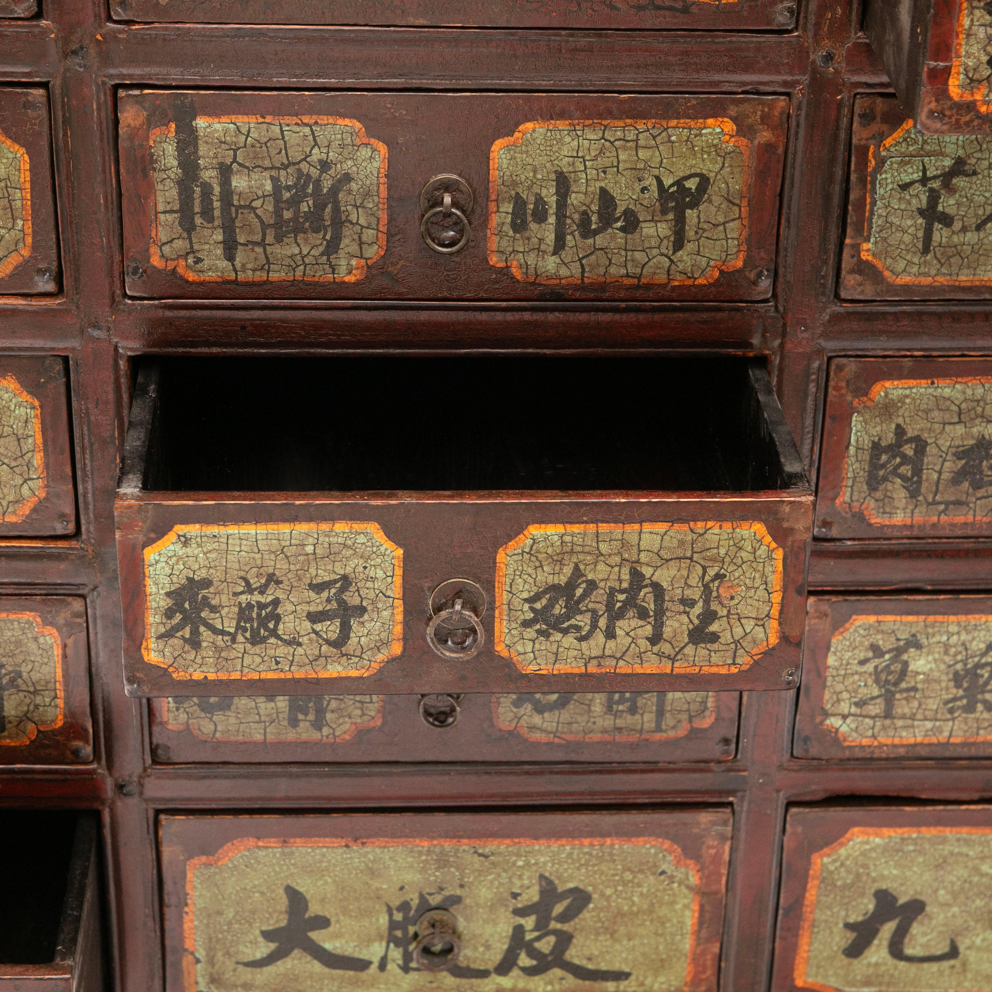 XIX secolo Gabinetto speziale cinese Qing con 28 cassetti, lacca originale in vendita