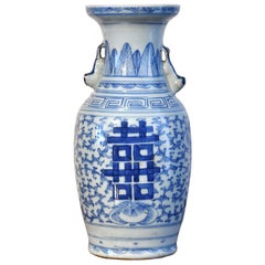 Chinesische chinesische Qing-Porzellanvase aus blauem und weißem Porzellan mit Foo-Hunden und doppeltem Glück