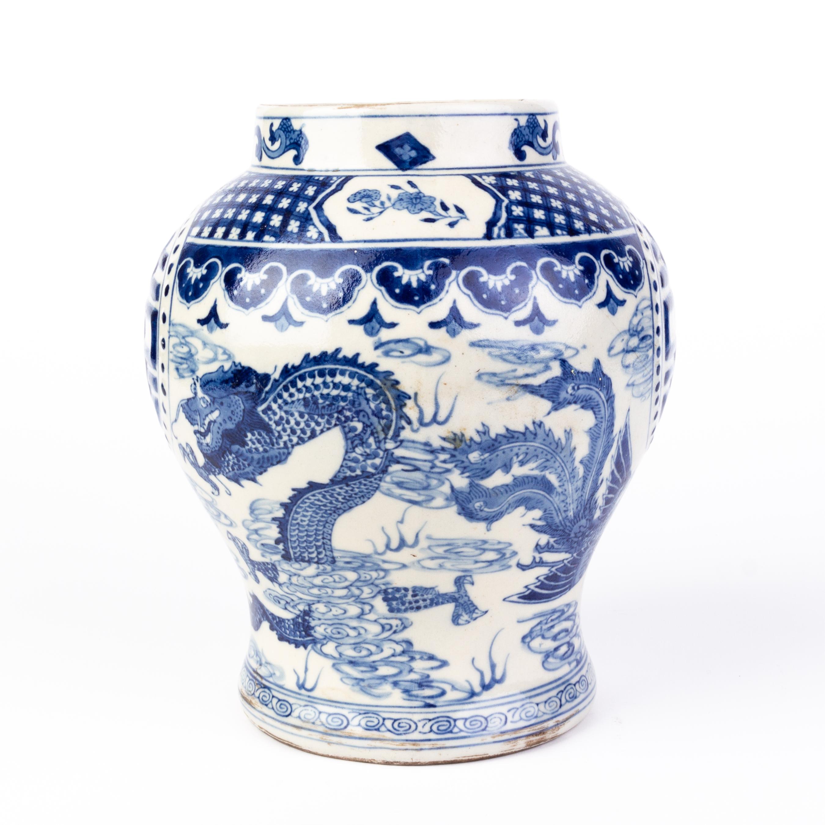 Late 19th century Chinese blue & white ginger jar, decorated with swirling dragon.
From a private collection.
Free international shipping.