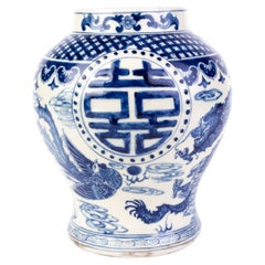 Chinesische Qing-D Drachen-Gingerglasvase aus blauem und weißem Porzellan mit Siegelmarke 