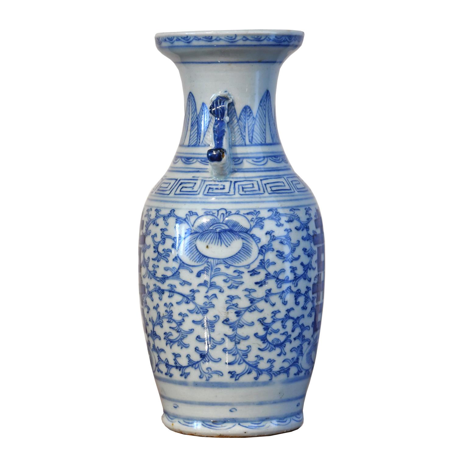 Vase de forme balustre en porcelaine chinoise des Qing, peint à la main avec un décor bleu cobalt de 