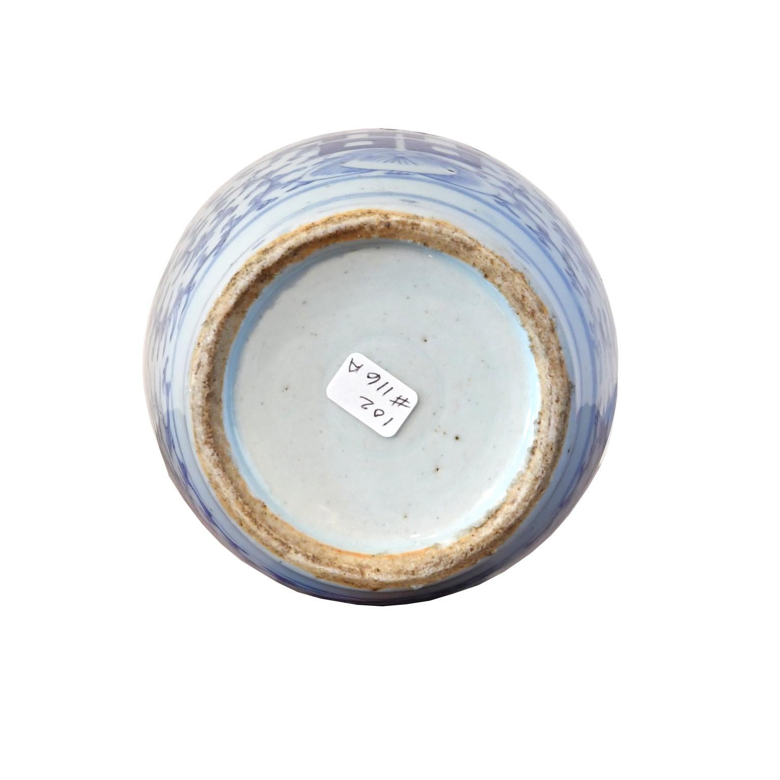 Vernissé Vase chinois Qing en porcelaine bleue et blanche avec chiens Foo et double bonheur en vente