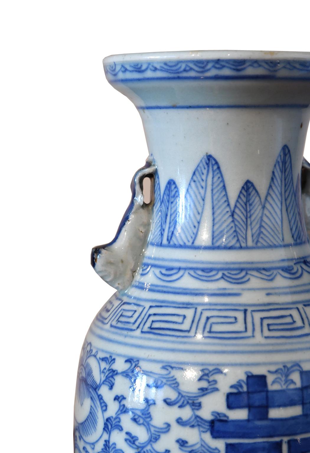 Vase chinois Qing en porcelaine bleue et blanche avec chiens Foo et double bonheur Bon état - En vente à Miami, FL