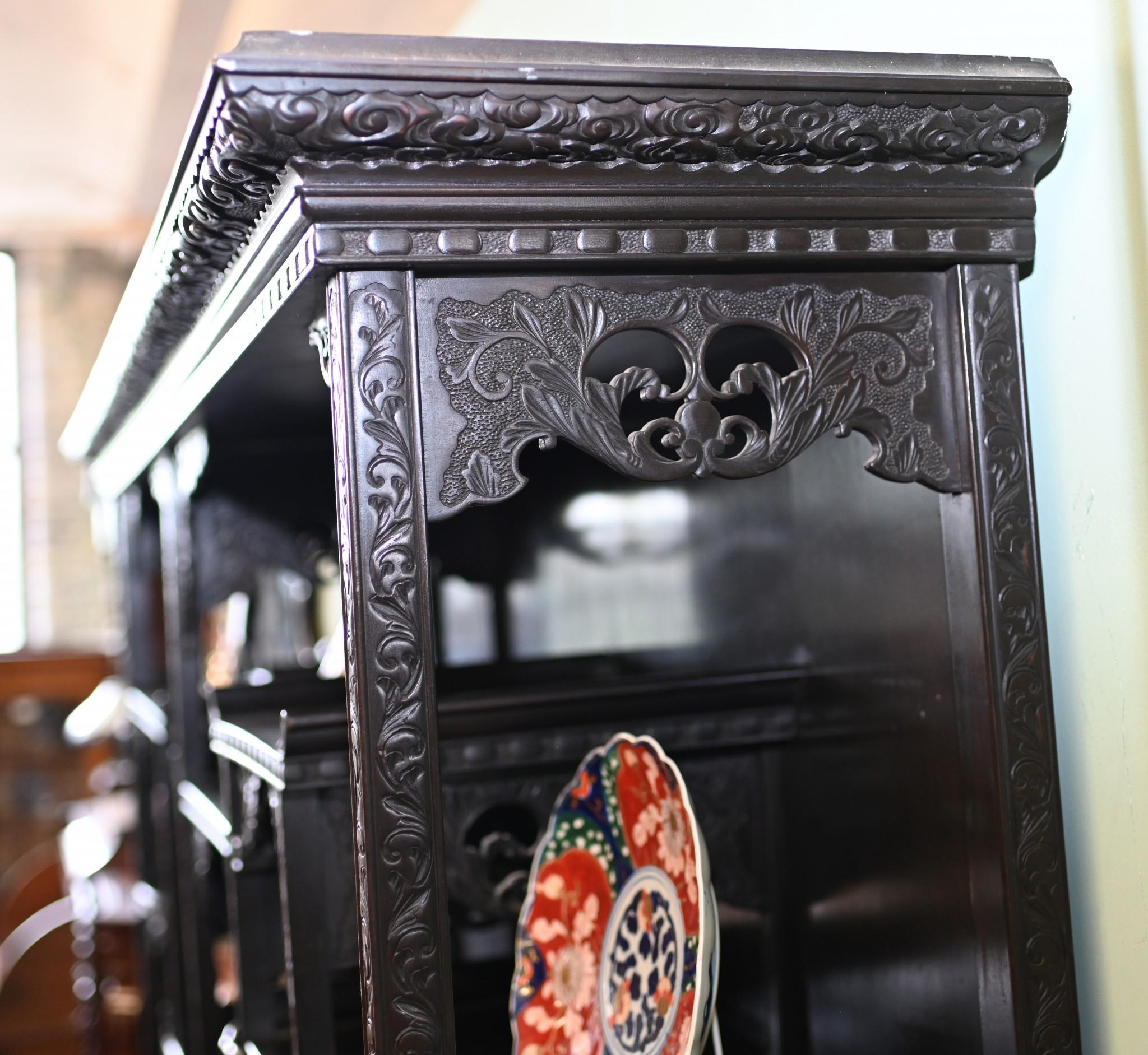 Grande vitrine / bibliothèque en bois dur de la dynastie chinoise Qing, sculptée à la main
Les détails sculptés sont très complexes et comprennent des motifs floraux, des dragons et des feuilles de lotus.
Bigli avec beaucoup de rangement avec toutes