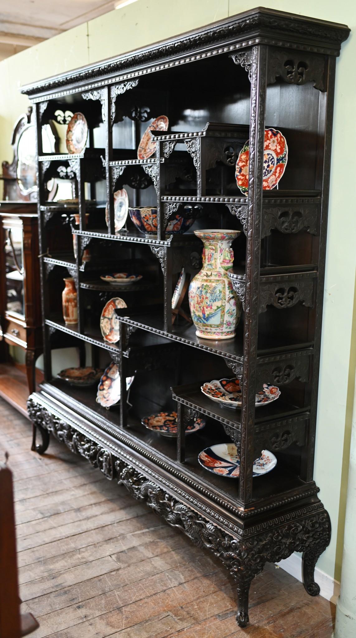 Vitrine de bibliothèque chinoise Qing en bois de feuillus sculpté 1900 Bon état - En vente à Potters Bar, GB