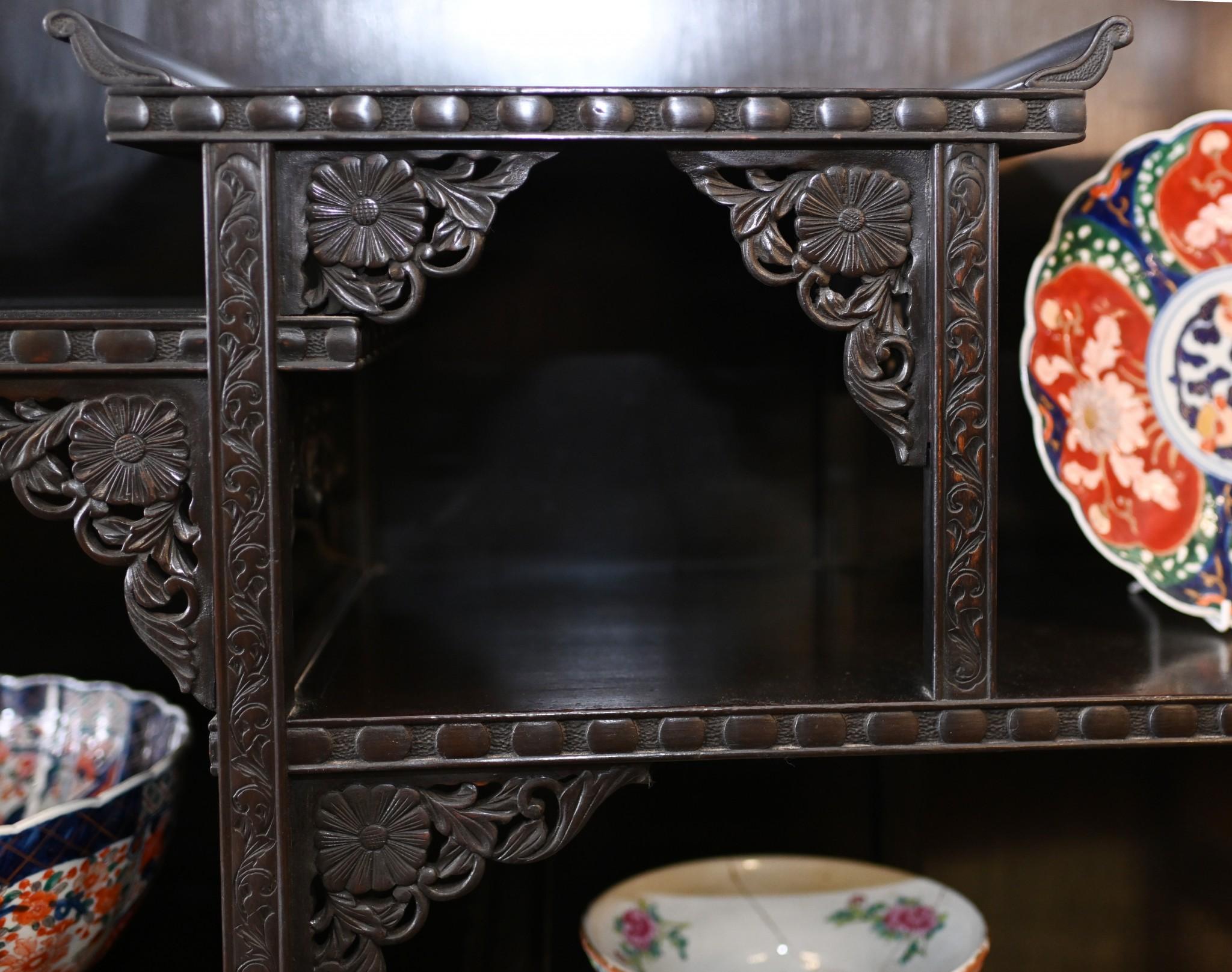 Bois de feuillus Vitrine de bibliothèque chinoise Qing en bois de feuillus sculpté 1900 en vente