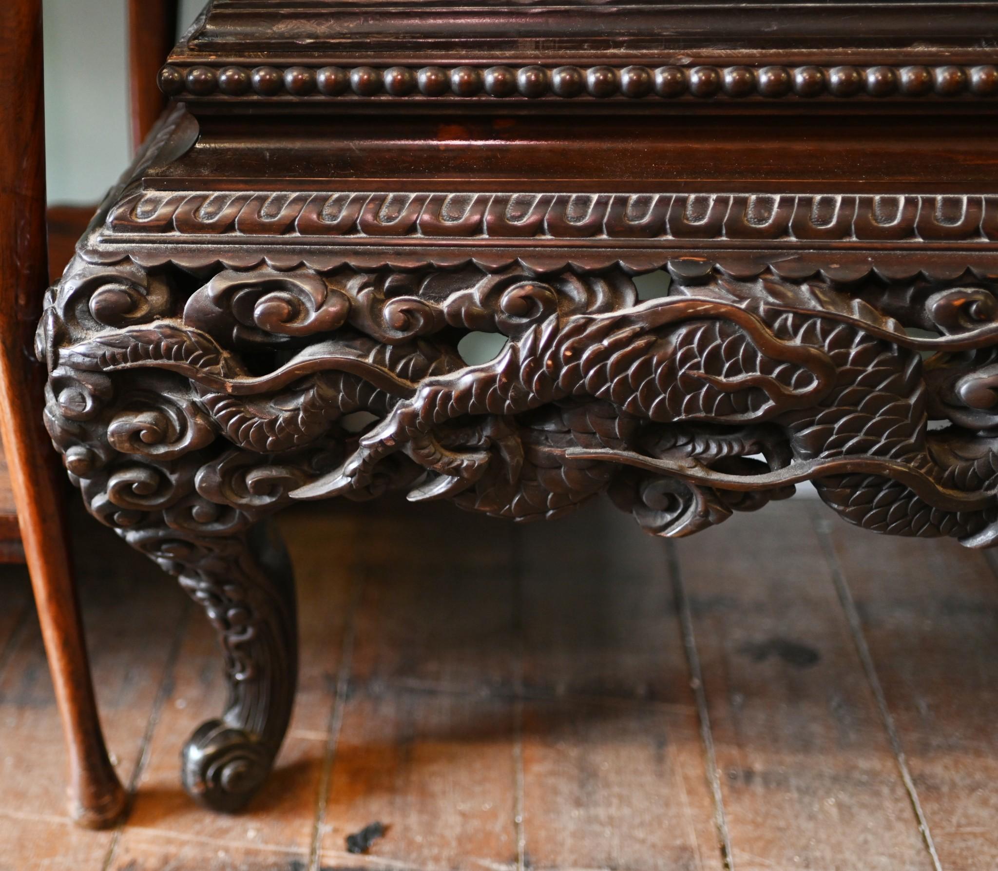Vitrine de bibliothèque chinoise Qing en bois de feuillus sculpté 1900 en vente 1