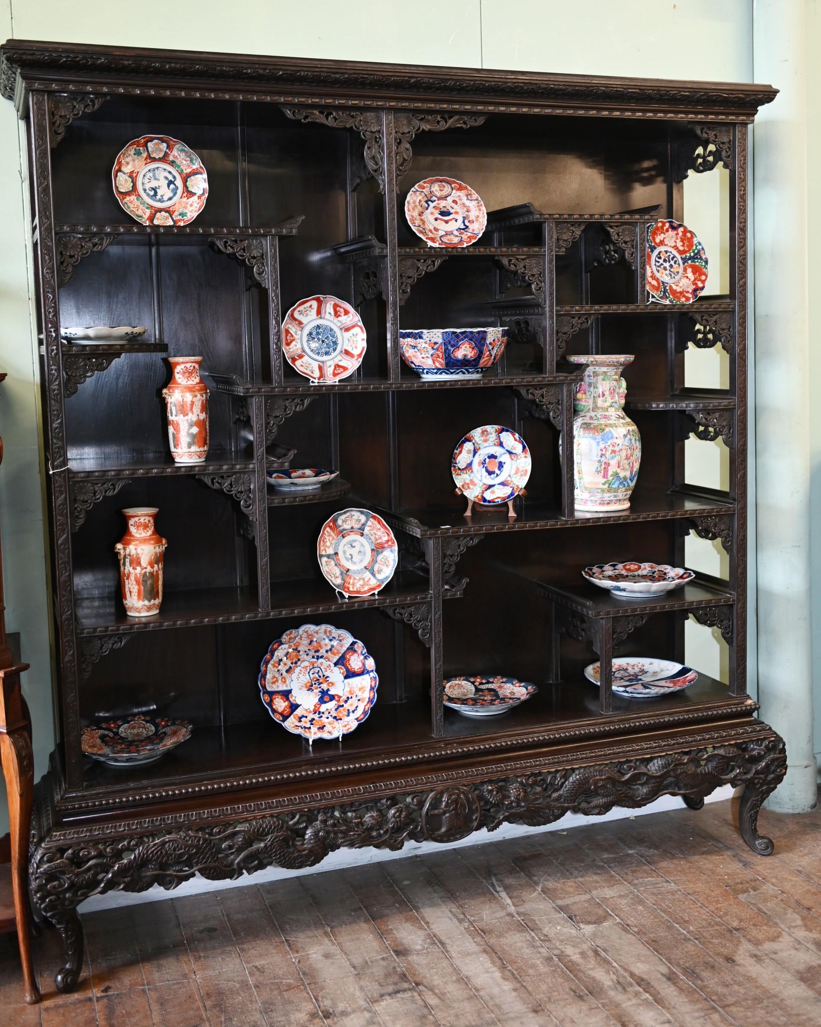 Vitrine de bibliothèque chinoise Qing en bois de feuillus sculpté 1900 en vente 2