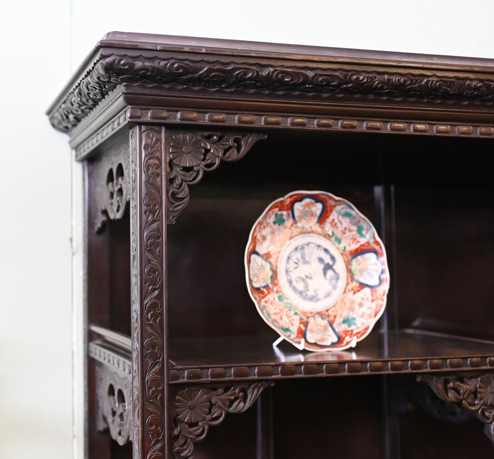 Vitrine de bibliothèque chinoise Qing en bois de feuillus sculpté 1900 en vente 4