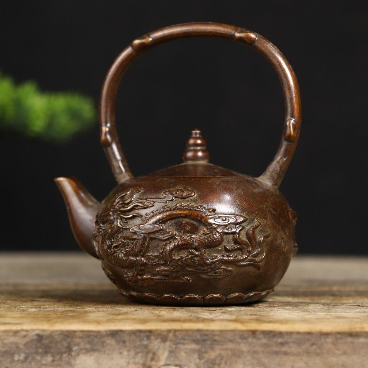 Alte Sammlung dieser asiatischen chinesischen Bronze-Teekanne mit Drachen und Phönix, die Marke auf dem Boden Qian Long Yu Zhi bedeutet, dass es von der Regierung in der Qing-Dynastie Qian Long Zeitraum, einzigartigen Stil und exquisit geschnitzt,
