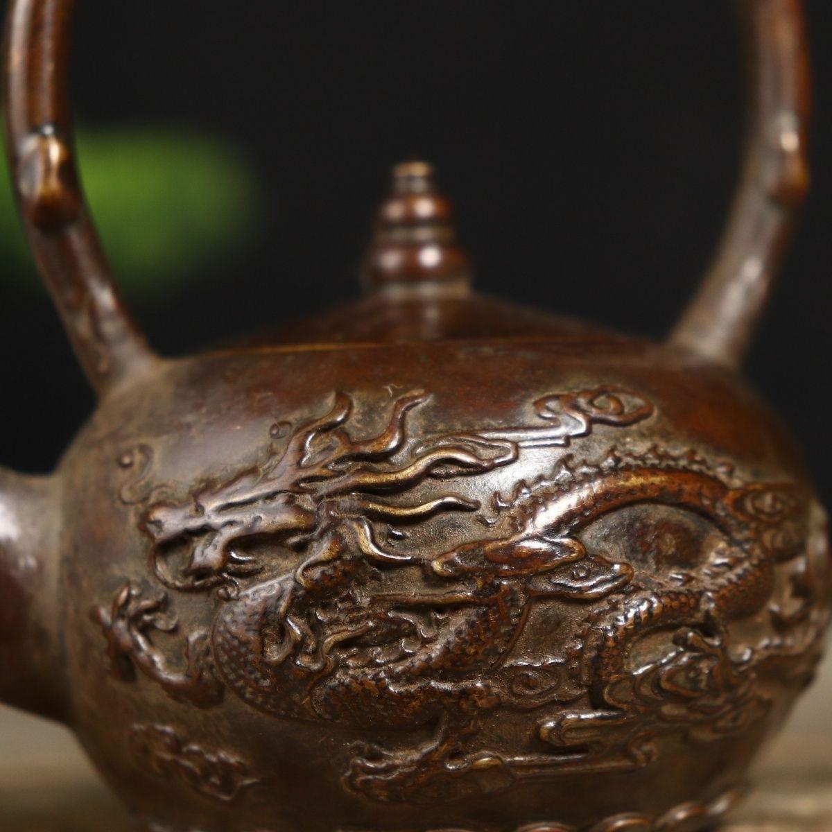 Old Asian Bronze Teapot with Dragon and Phoenix In Good Condition For Sale In 景德镇市, CN