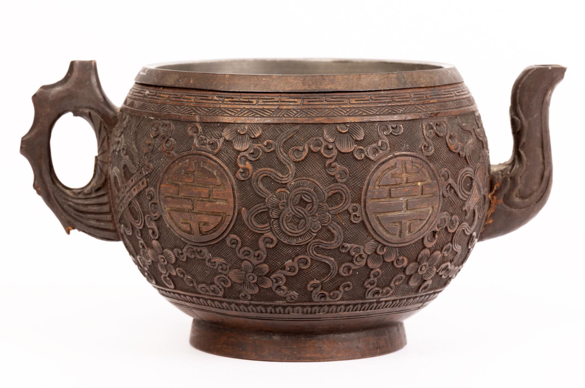 Chinese Qing Carved Coconut Teapot with Shou Emblems & Precious Objects In Good Condition In Bishop's Stortford, Hertfordshire