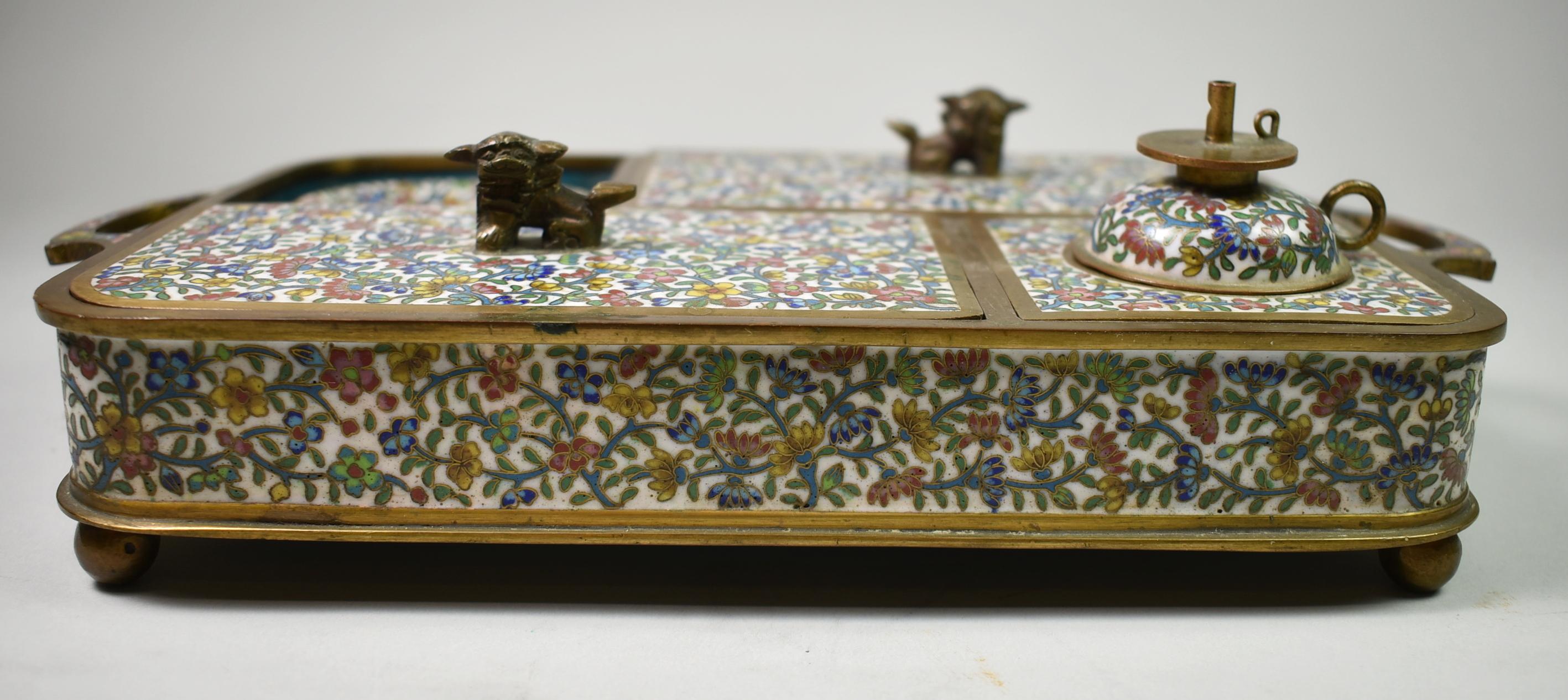 Chinesische Qing Opium Caddy Set umfasst Brenner und Tablett mit 6 Schalen. Cloisonné-Fassung in Bronze mit blauer Emaille im Inneren, Griff aus Fohlenhund und Löwe. Kompliziertes florales Muster in Blau, Weiß, Rot und Gelb. 