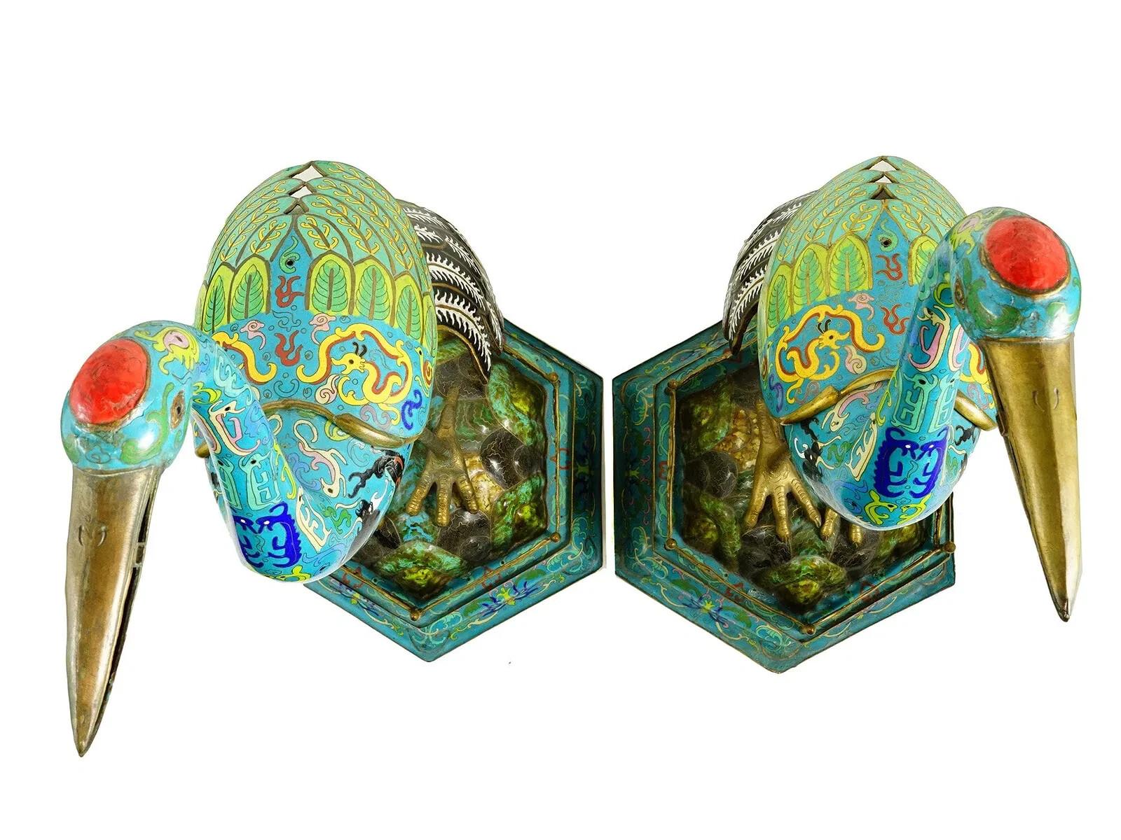 20ième siècle Figurines de grues en émail cloisonné de l'époque Qing, 19ème C. en vente