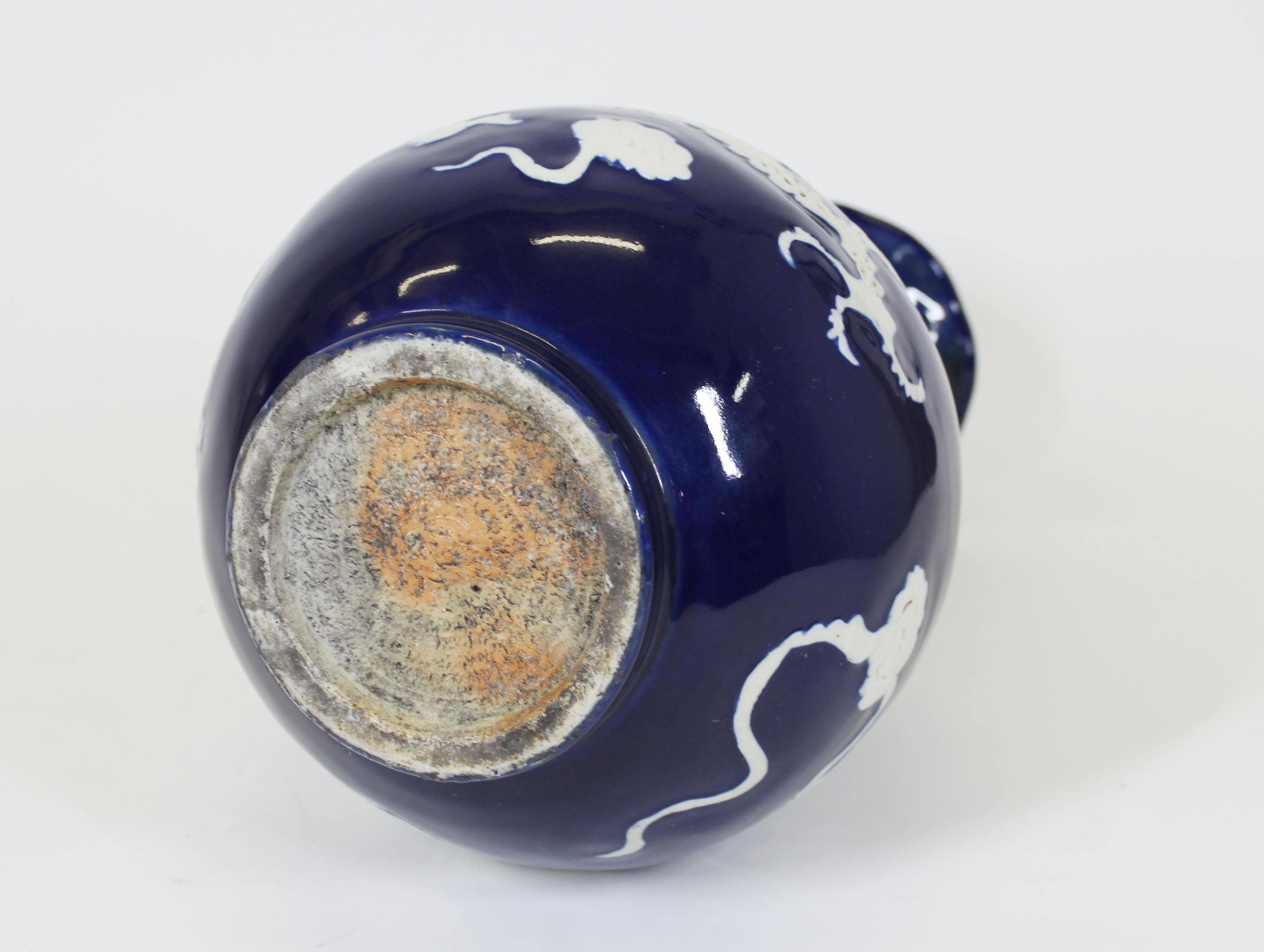Vase chinois Qing en porcelaine bleu cobalt et blanc avec motif de dragon en vente 2