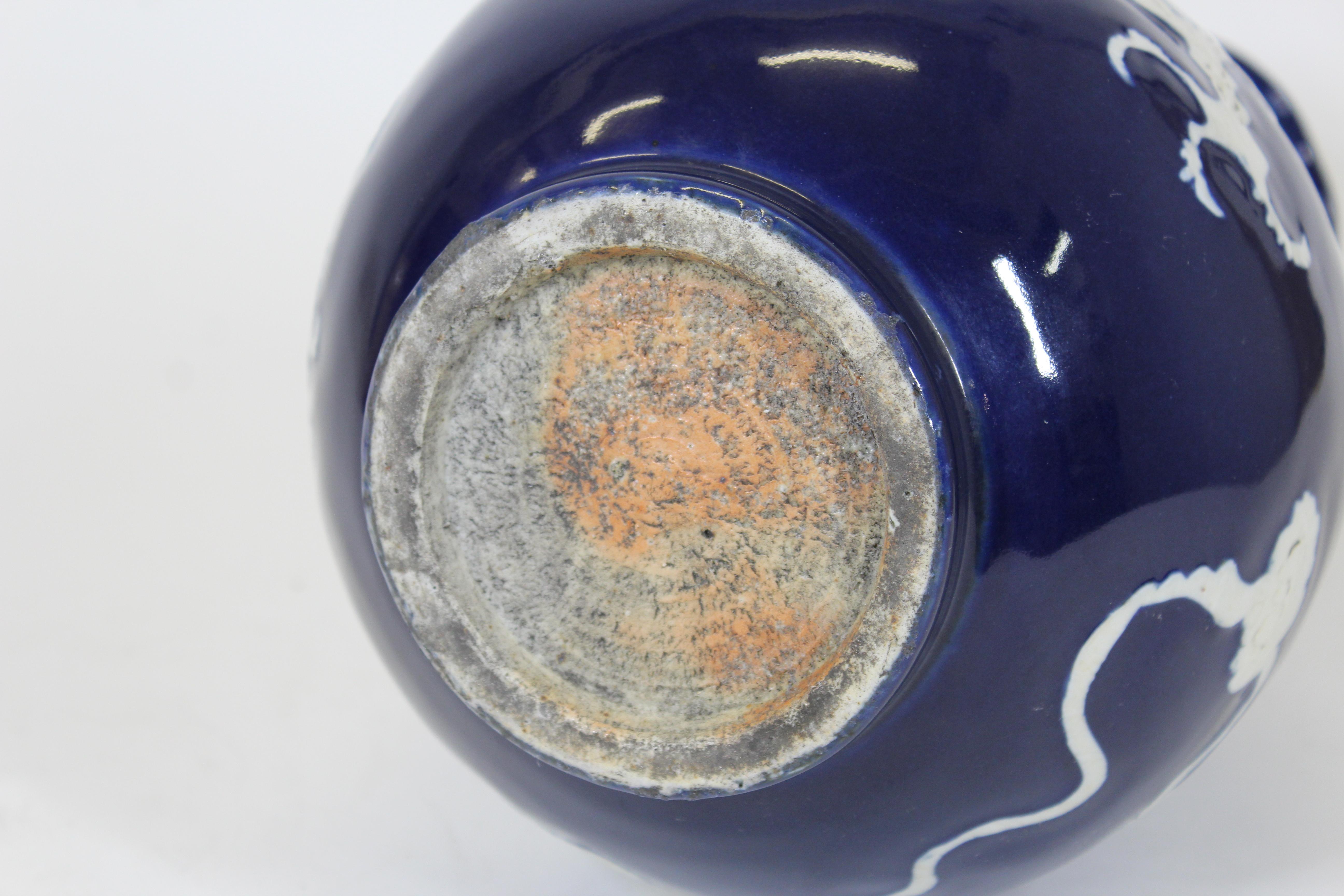 Vase chinois Qing en porcelaine bleu cobalt et blanc avec motif de dragon en vente 3