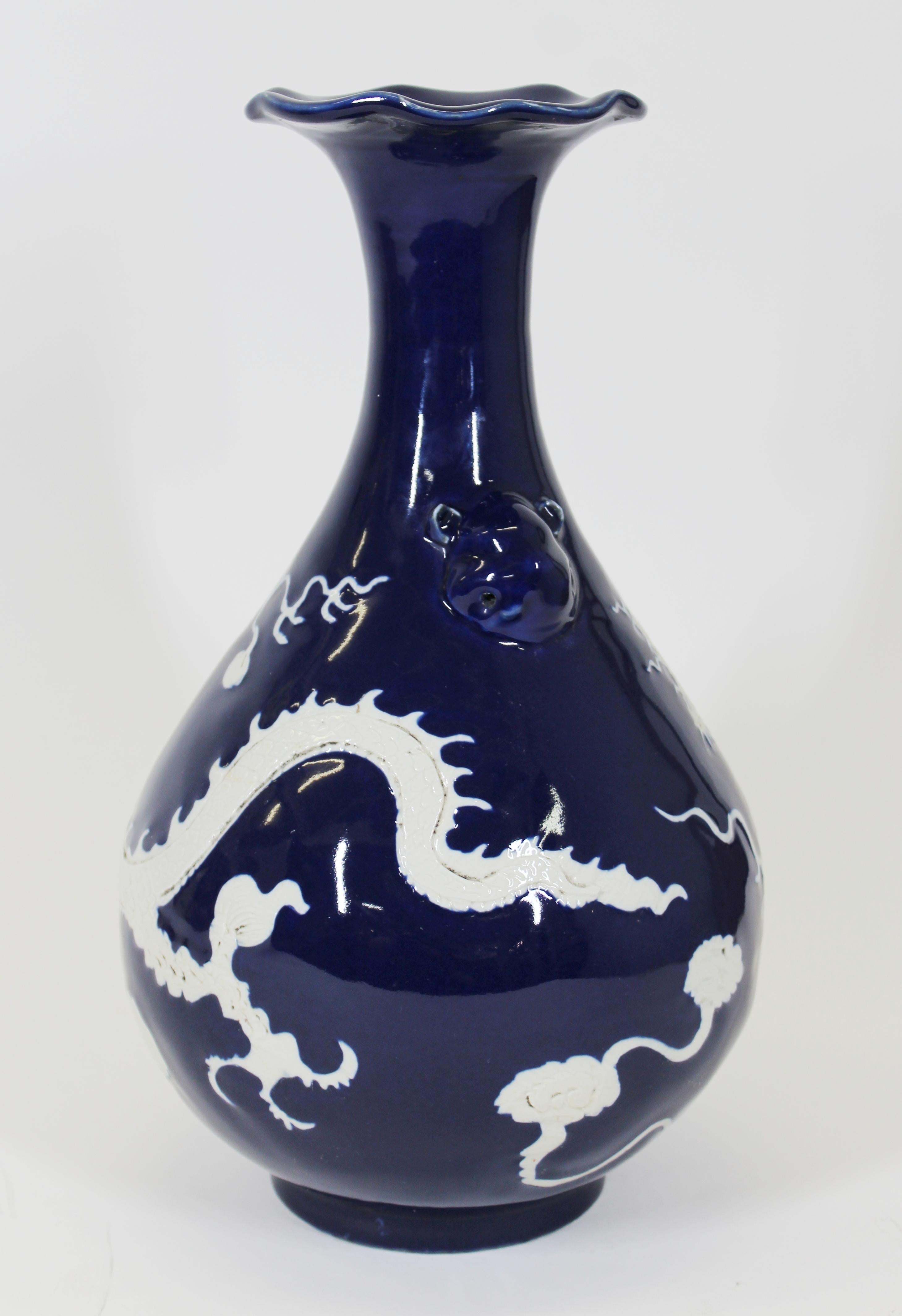 Chinese Qing Cobalt Blue and White Porcelain Vase with Dragon Motif In Good Condition For Sale In New York, NY