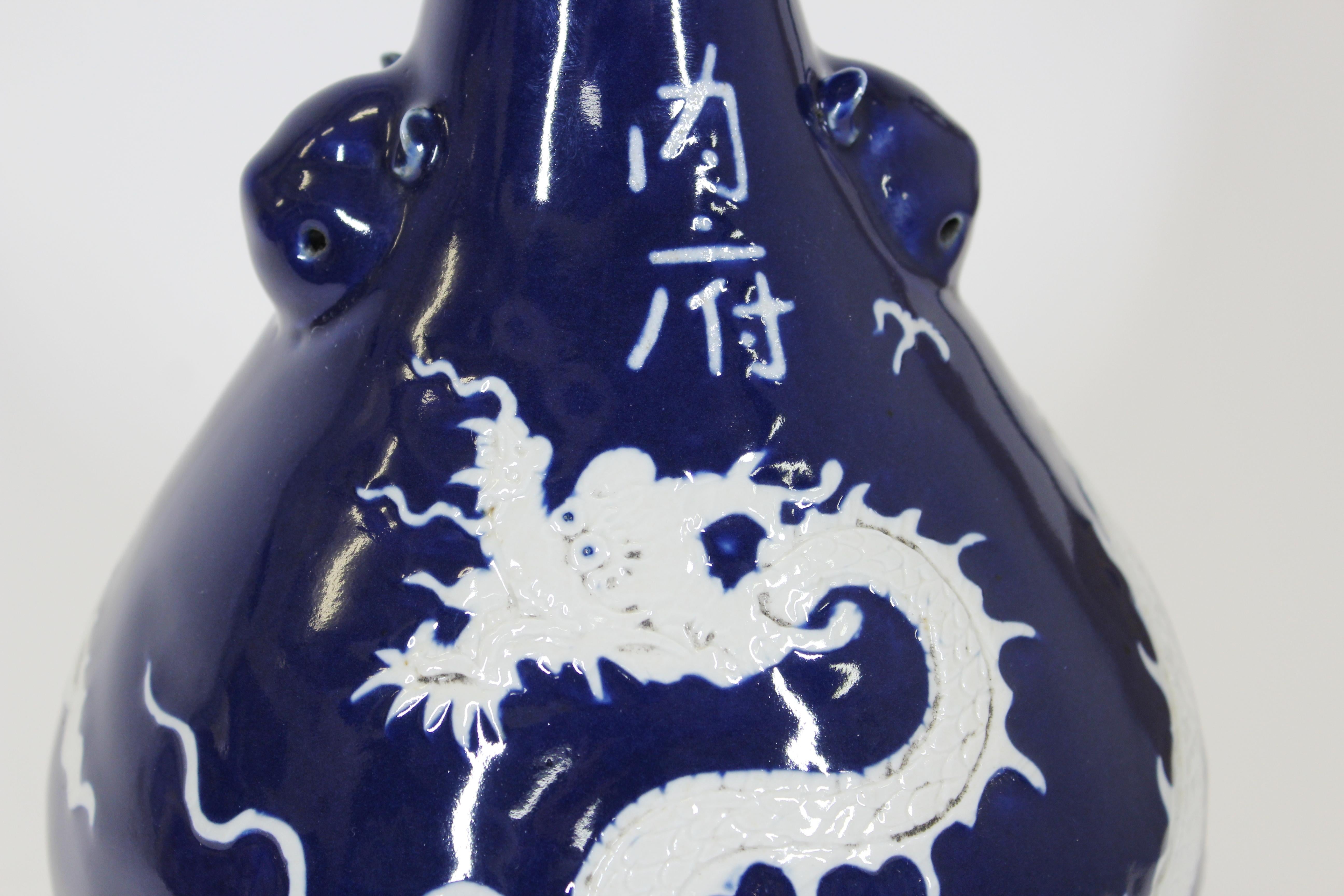 Chinois Vase chinois Qing en porcelaine bleu cobalt et blanc avec motif de dragon en vente