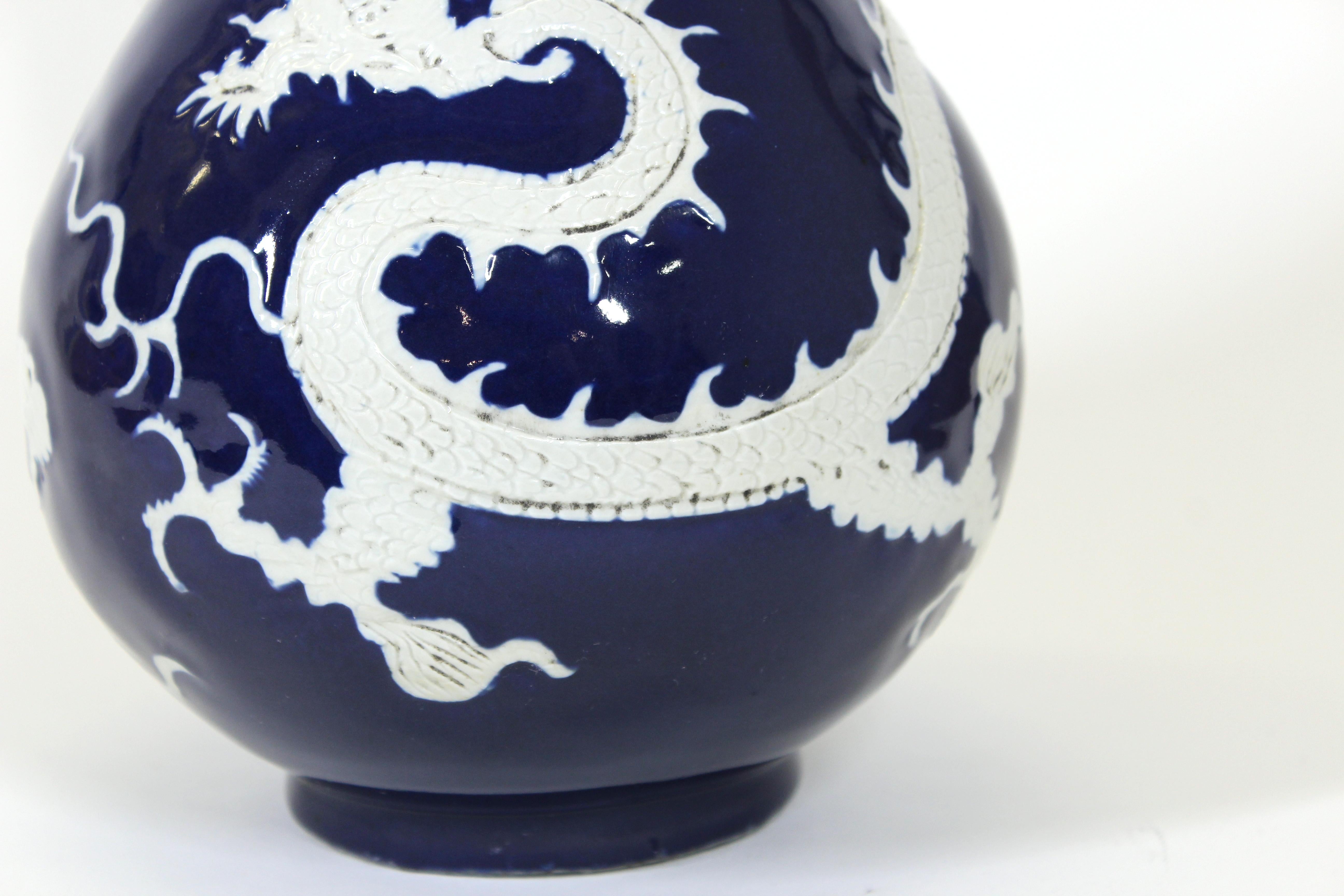 Début du 20ème siècle Vase chinois Qing en porcelaine bleu cobalt et blanc avec motif de dragon en vente