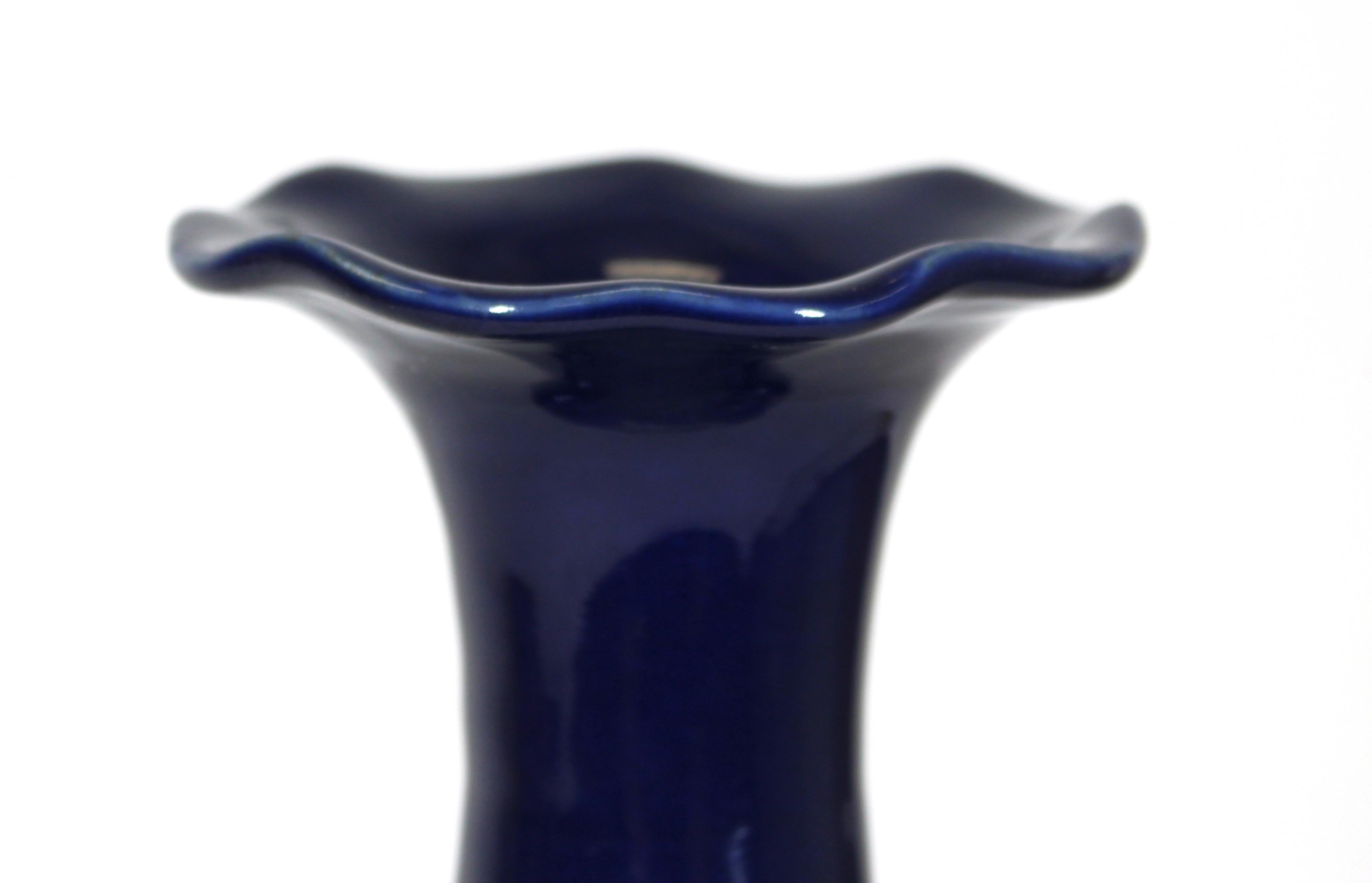 Porcelaine Vase chinois Qing en porcelaine bleu cobalt et blanc avec motif de dragon en vente
