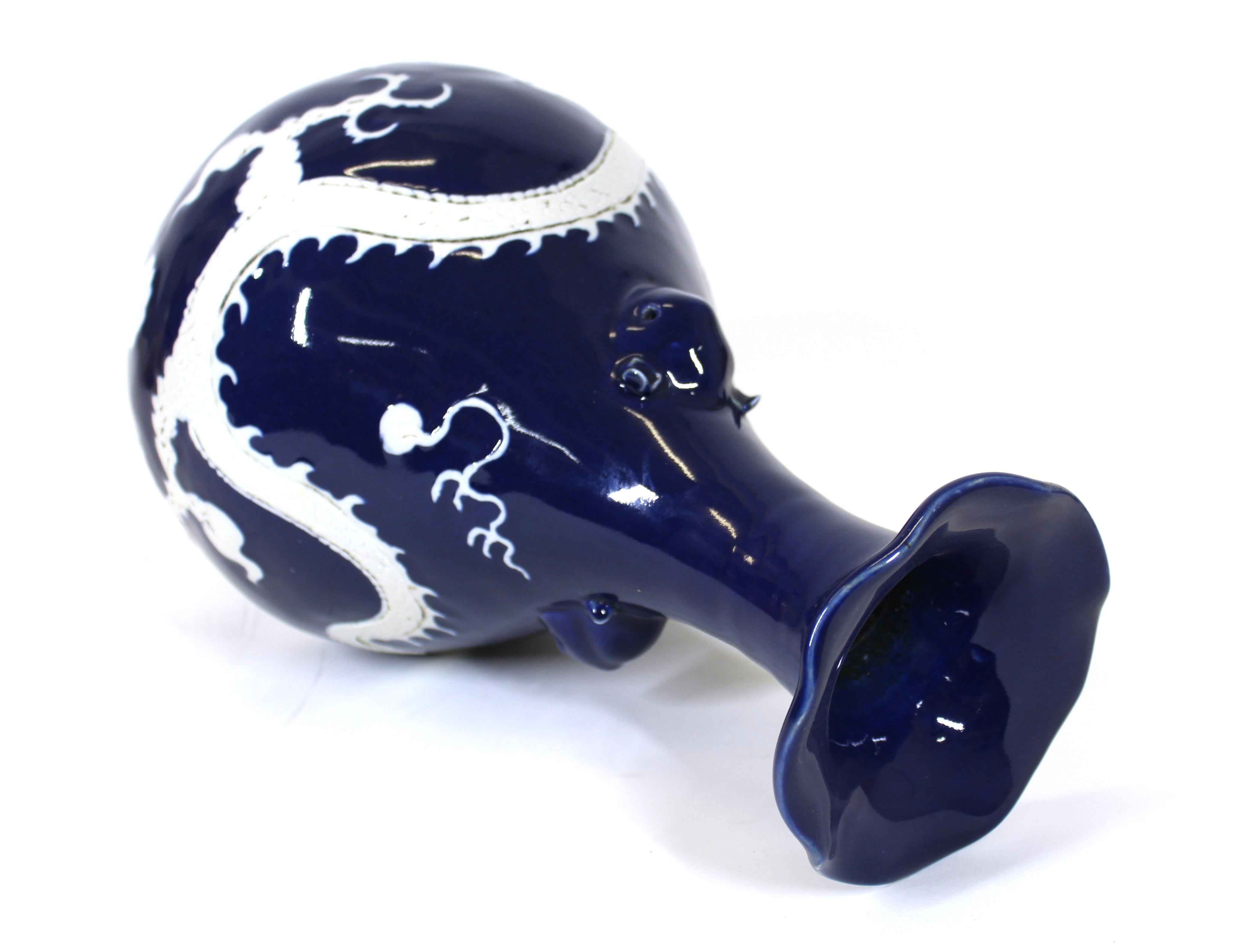 Vase chinois Qing en porcelaine bleu cobalt et blanc avec motif de dragon en vente 1