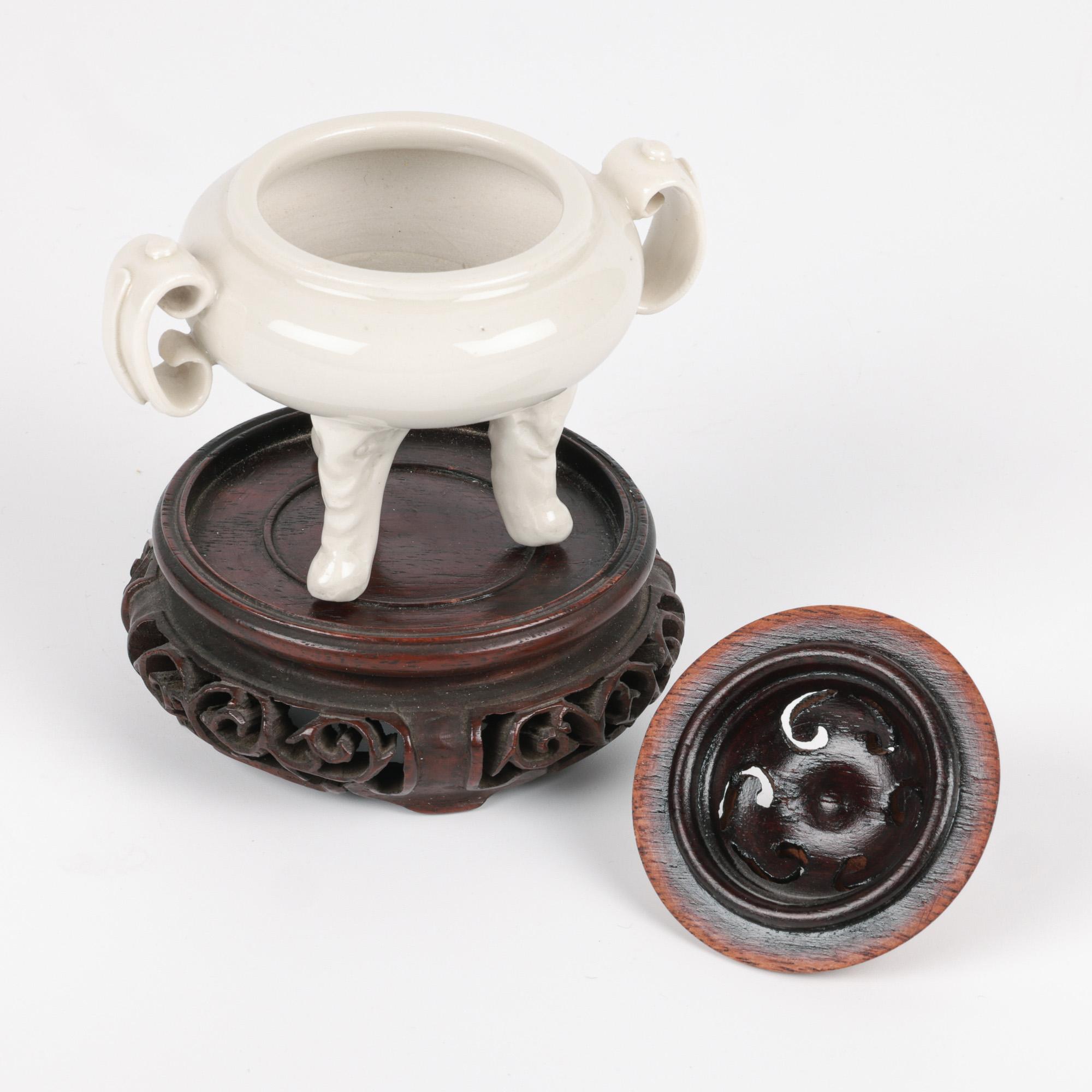Encensoir et couvercle tripode en porcelaine blanche Qing Dehua en vente 3