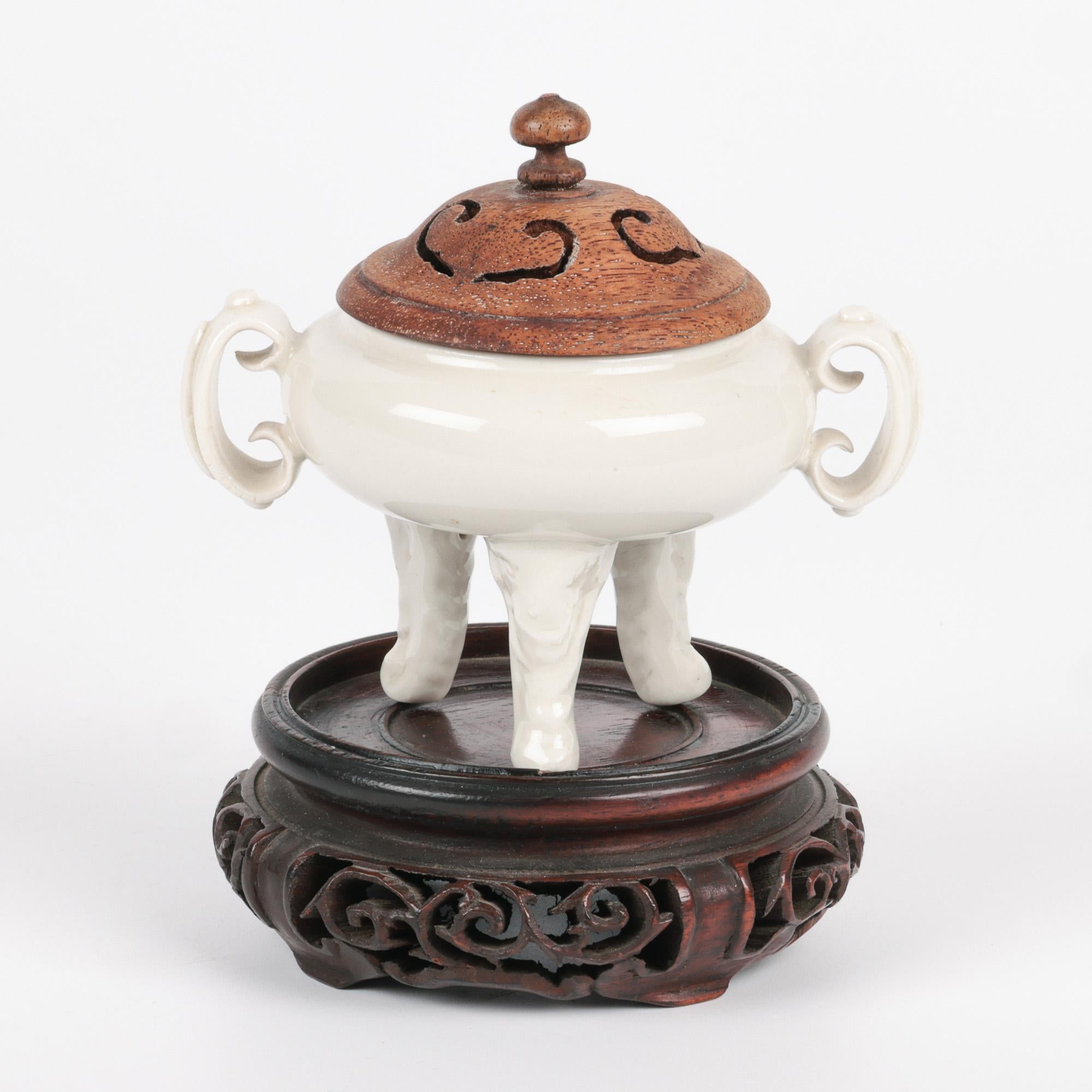 Encensoir et couvercle tripode en porcelaine blanche Qing Dehua en vente 4