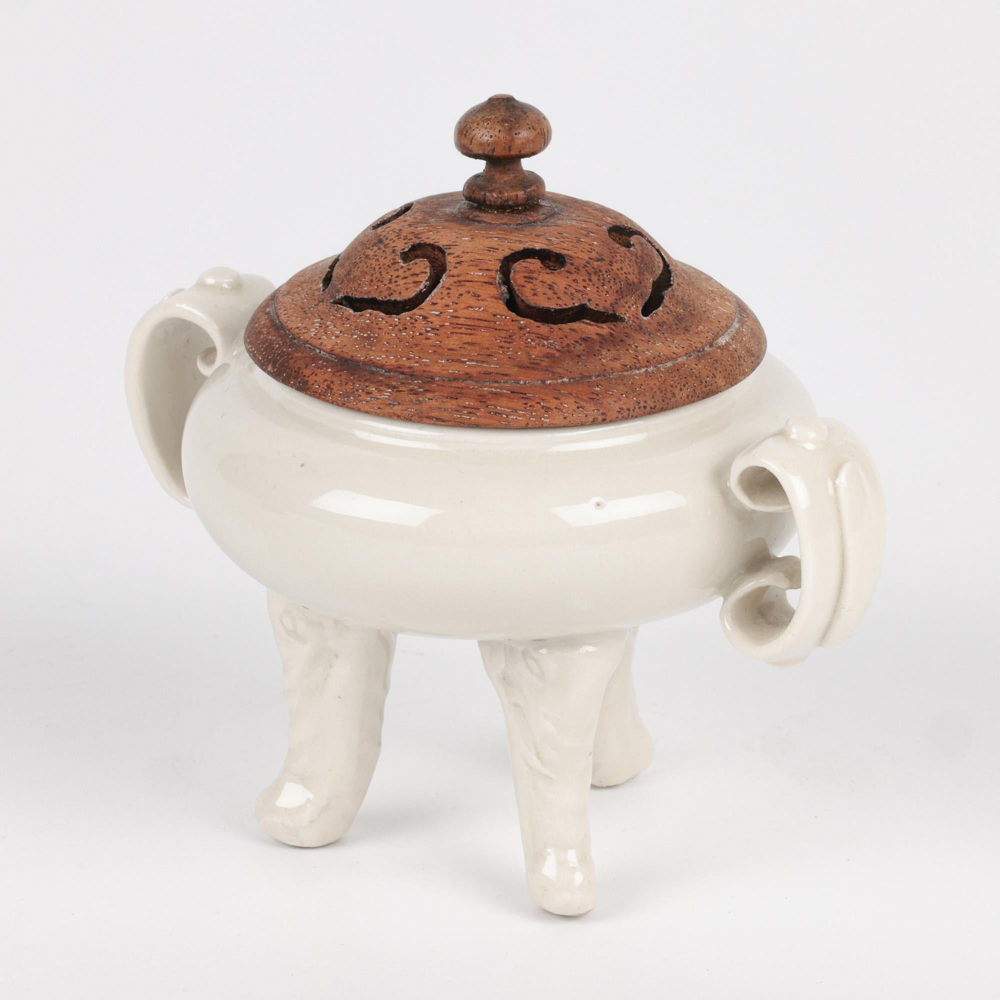Encensoir et couvercle tripode en porcelaine blanche Qing Dehua en vente 7