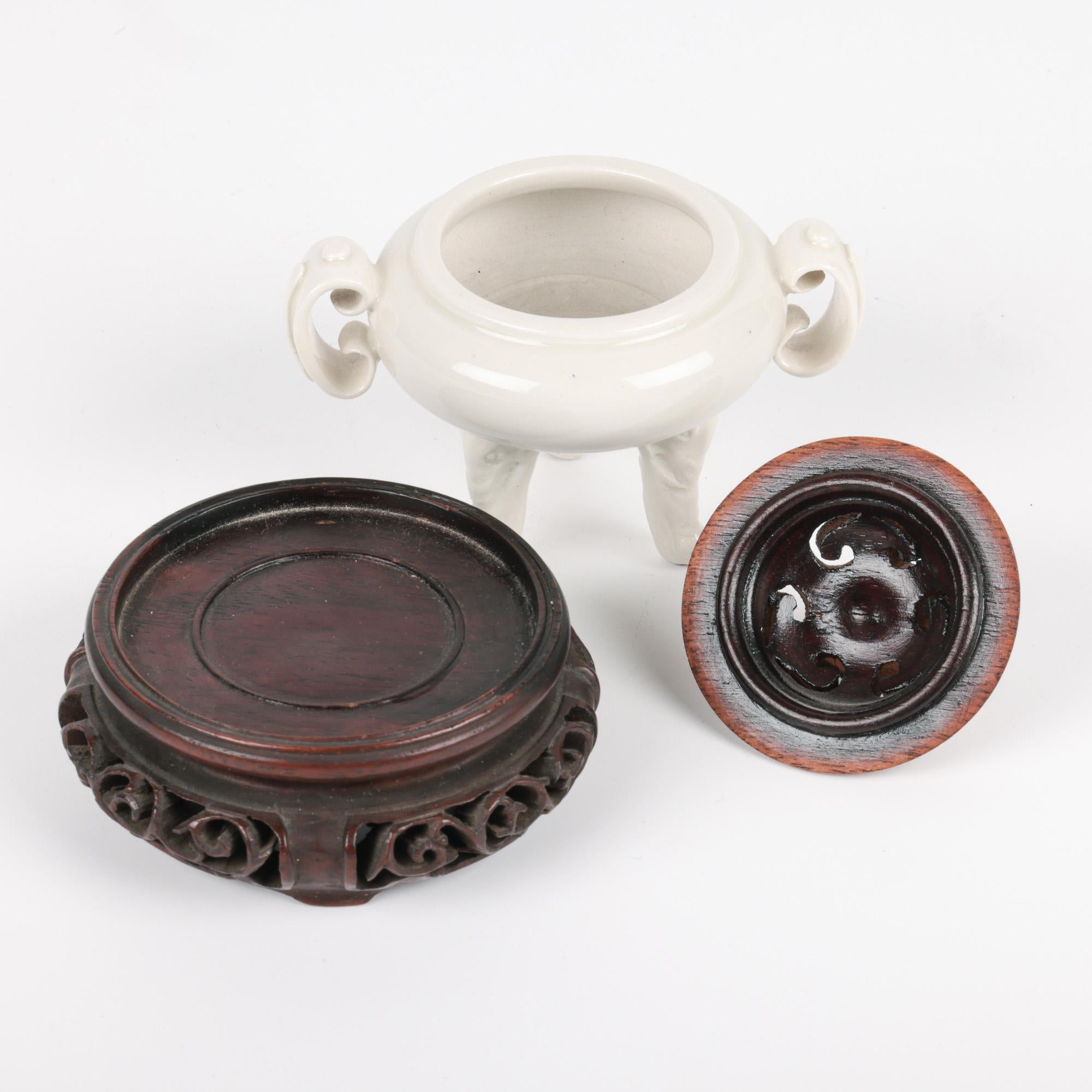 Encensoir et couvercle tripode en porcelaine blanche Qing Dehua en vente 9