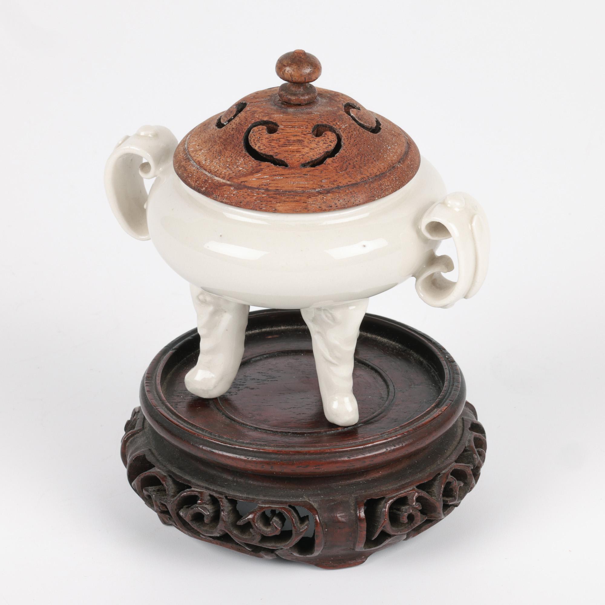 Encensoir et couvercle tripode en porcelaine blanche Qing Dehua en vente 11