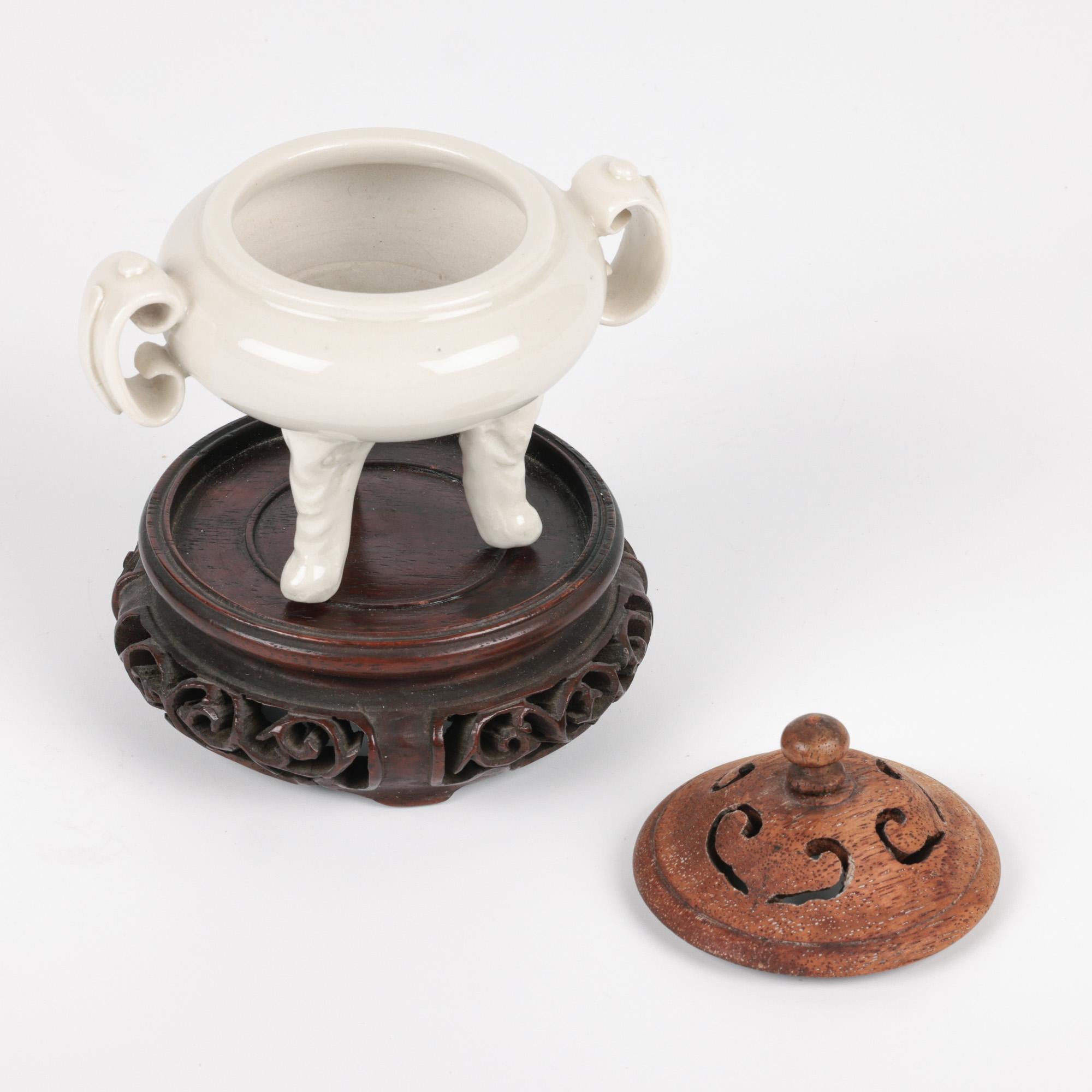 Fait main Encensoir et couvercle tripode en porcelaine blanche Qing Dehua en vente