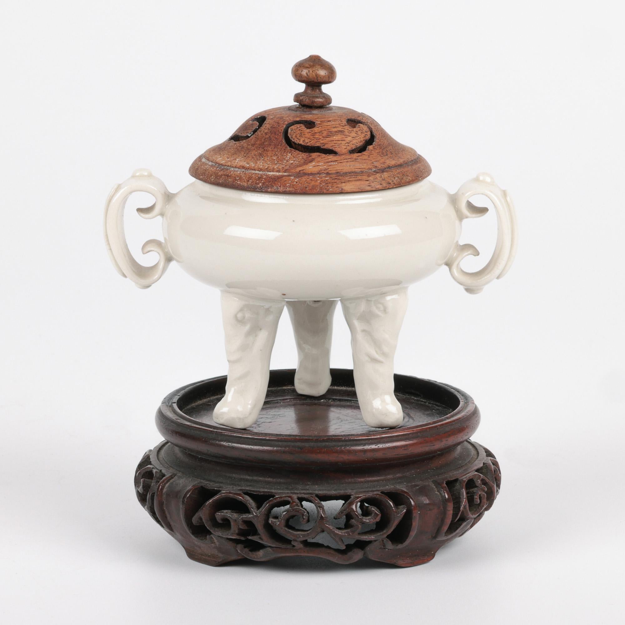Encensoir et couvercle tripode en porcelaine blanche Qing Dehua Bon état - En vente à Bishop's Stortford, Hertfordshire