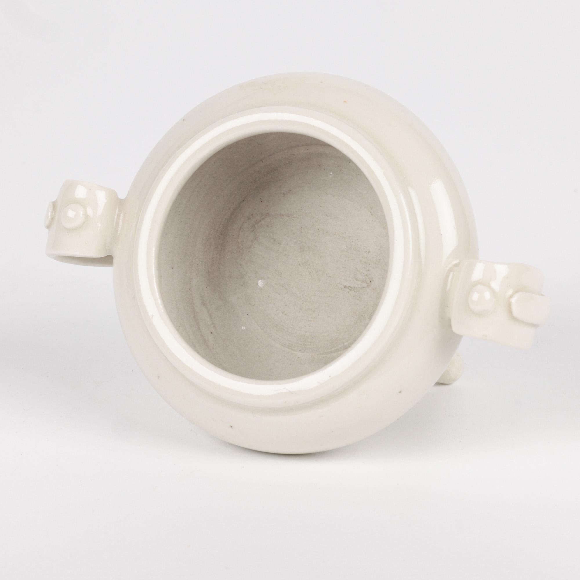 XVIIIe siècle et antérieur Encensoir et couvercle tripode en porcelaine blanche Qing Dehua en vente