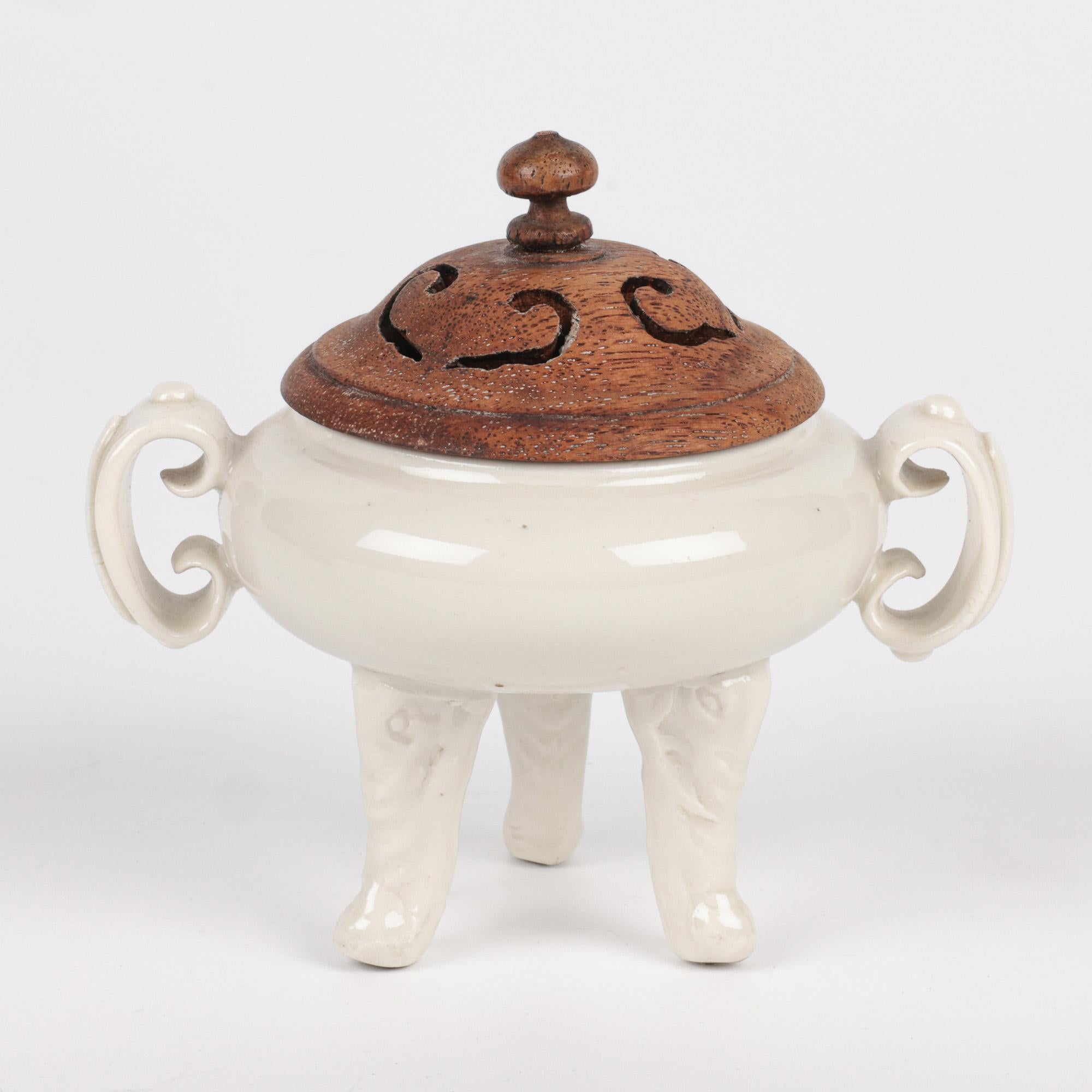 Porcelaine Encensoir et couvercle tripode en porcelaine blanche Qing Dehua en vente