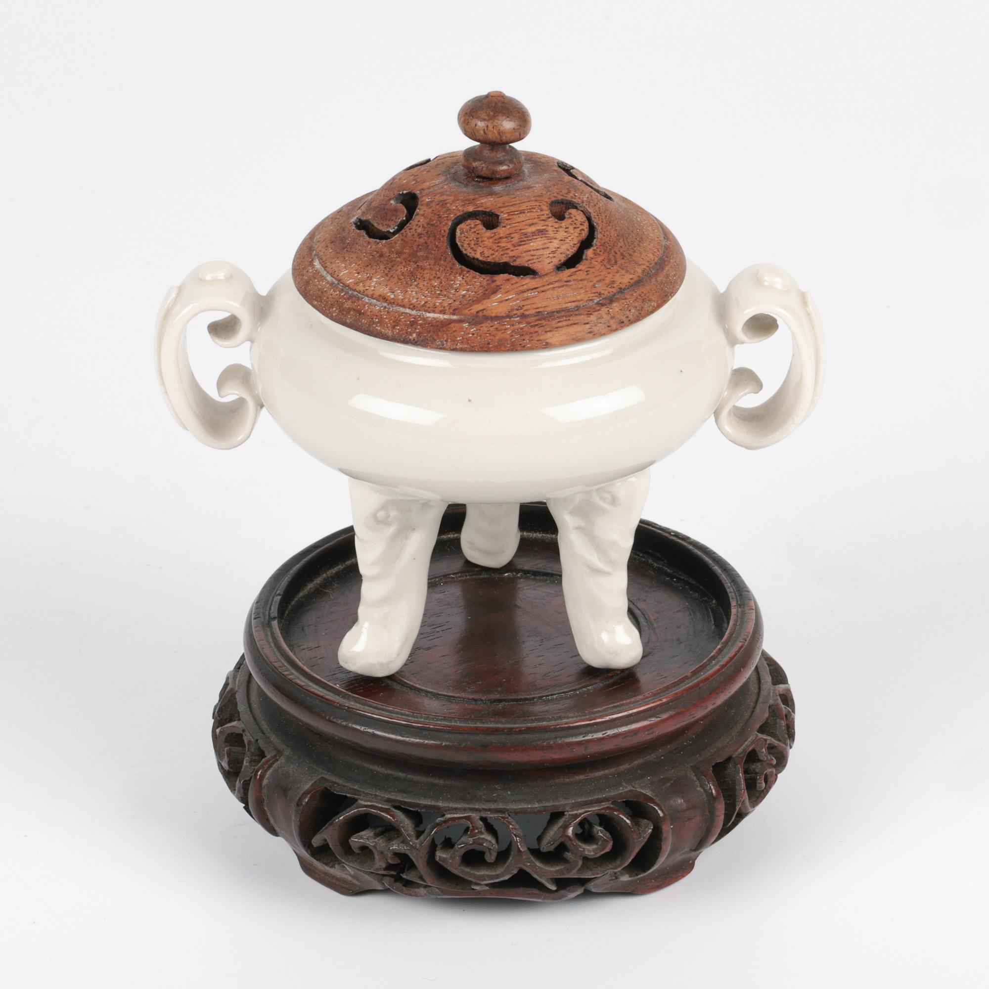 Encensoir et couvercle tripode en porcelaine blanche Qing Dehua en vente 1