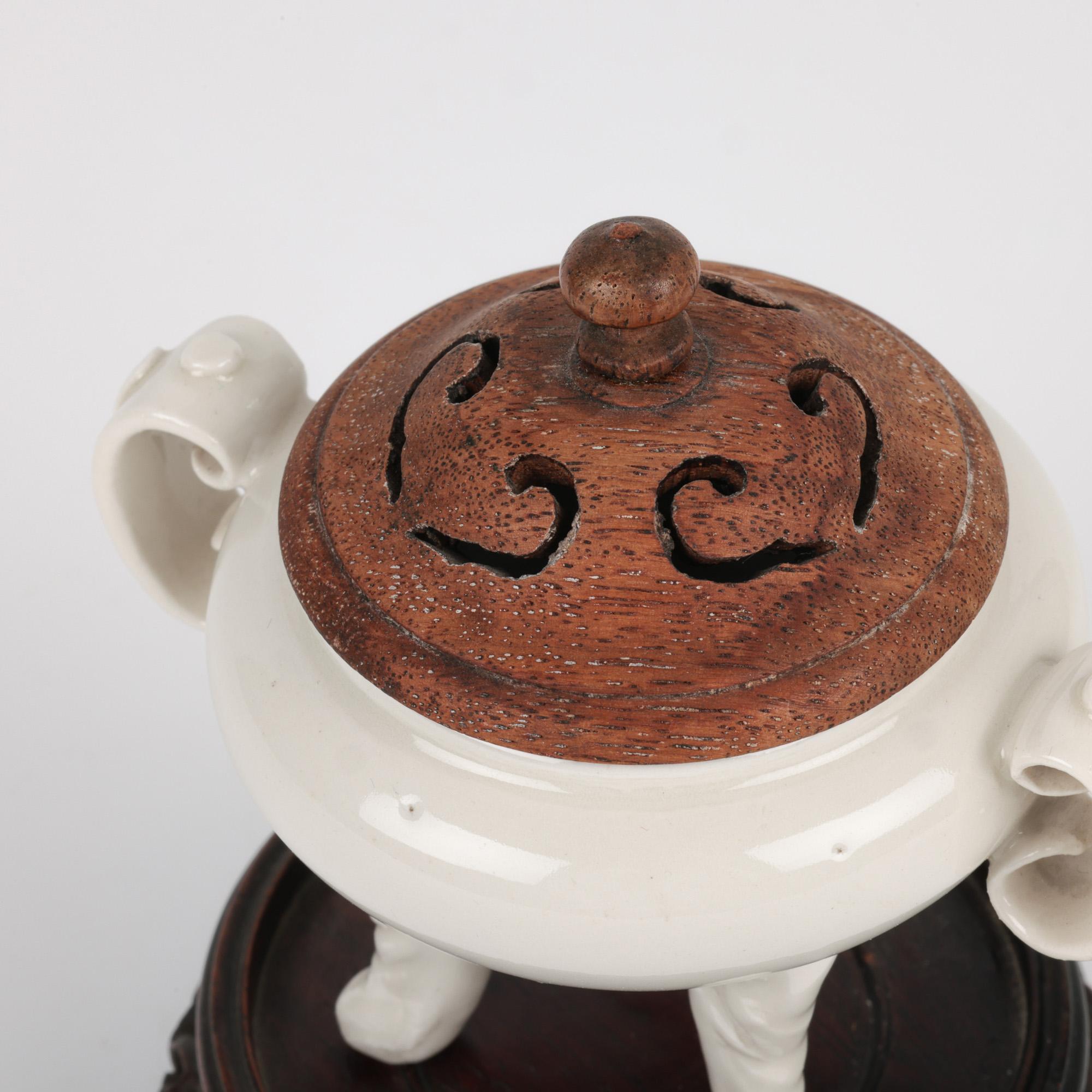 Encensoir et couvercle tripode en porcelaine blanche Qing Dehua en vente 2