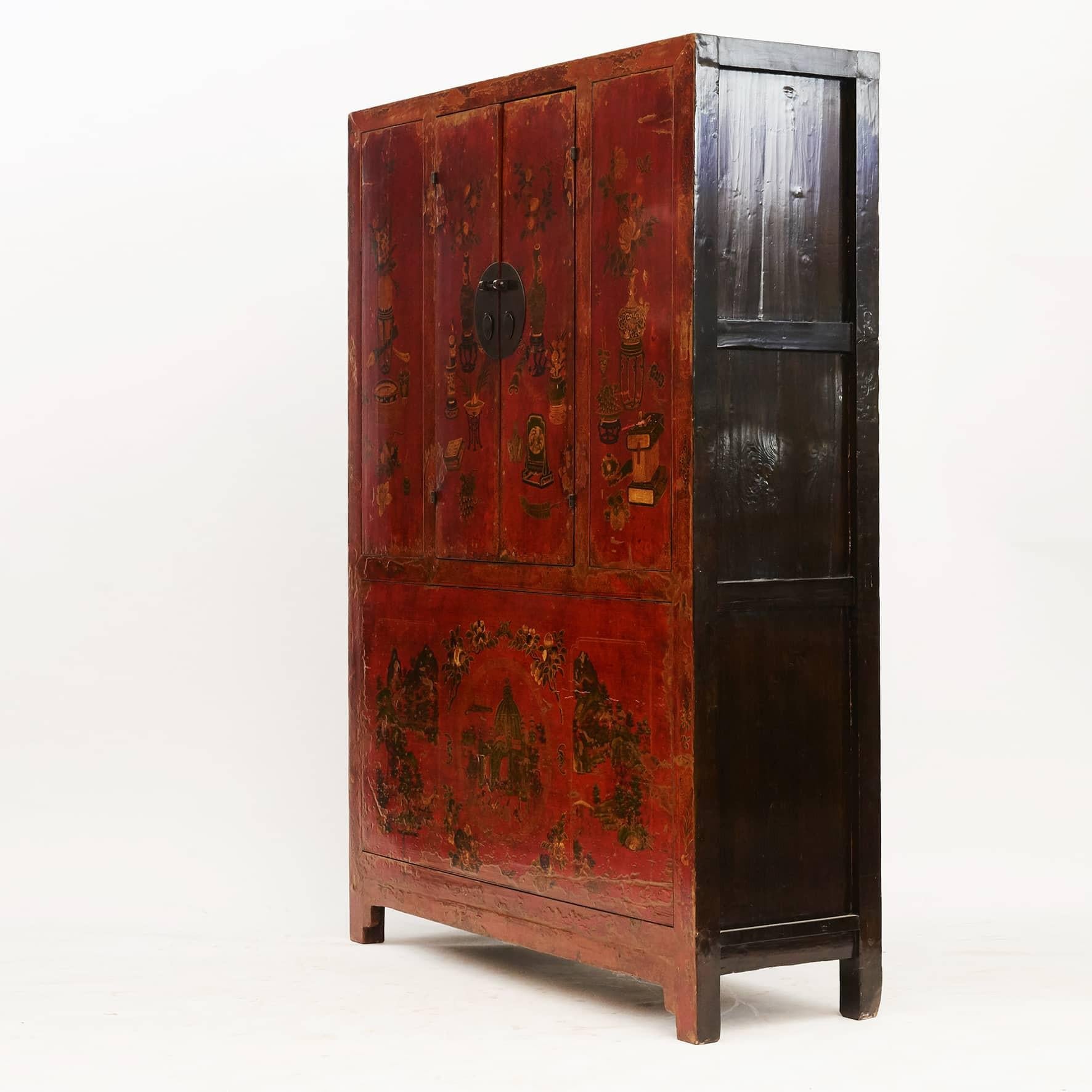 Seltener Schrank aus der Qing-Dynastie mit gut erhaltenen Originaldekorationen.

Roter Grundlack mit polychromen Verzierungen, schwarzer Lack an den Seiten.
Oberer Teil mit zwei Paneeltüren, die reichlich mit reizvollen dekorativen Motiven verziert