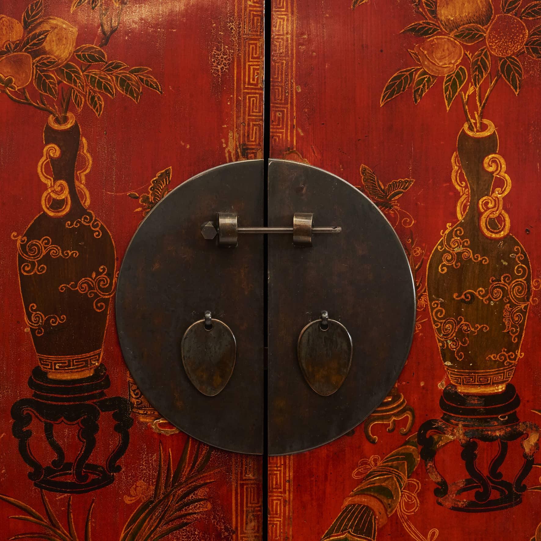 Laqué Cabinet de la dynastie chinoise Qing avec décor original en vente