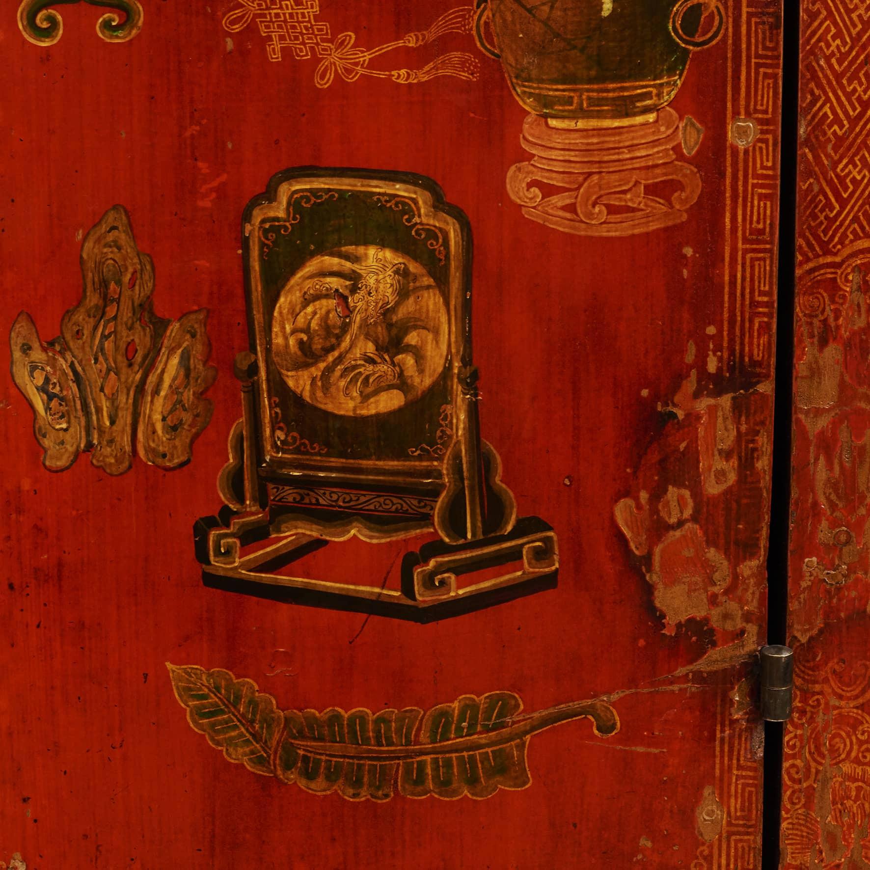 Chinesisches Kabinett aus der Qing-Dynastie mit Original-Dekor (Ulmenholz) im Angebot