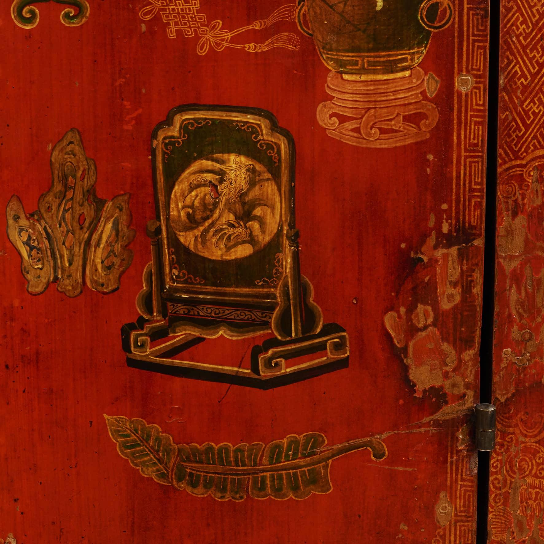 XIXe siècle Cabinet de la dynastie chinoise Qing avec décor original en vente