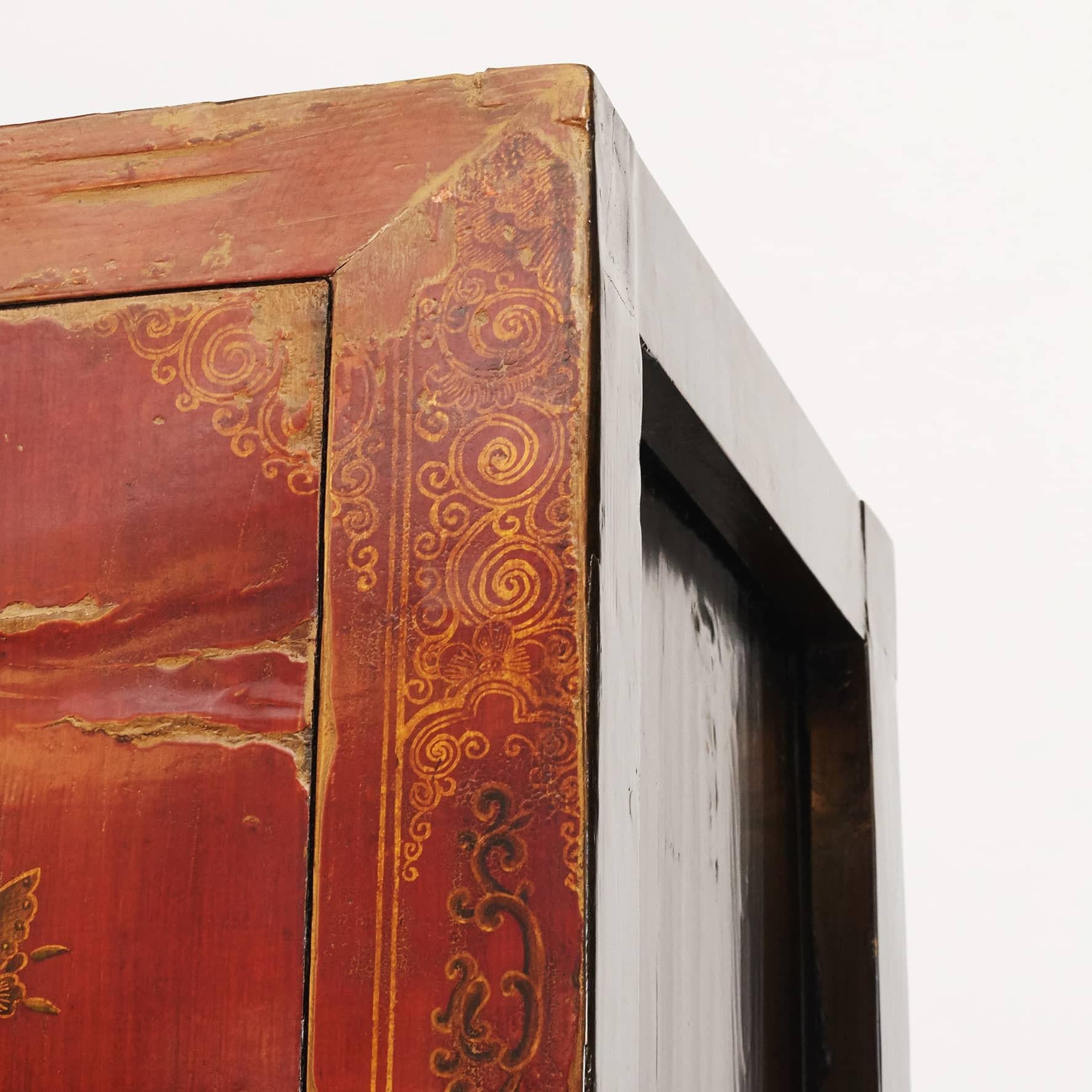 Chinese Qing Dynasty Cabinet with Original Décor For Sale 3